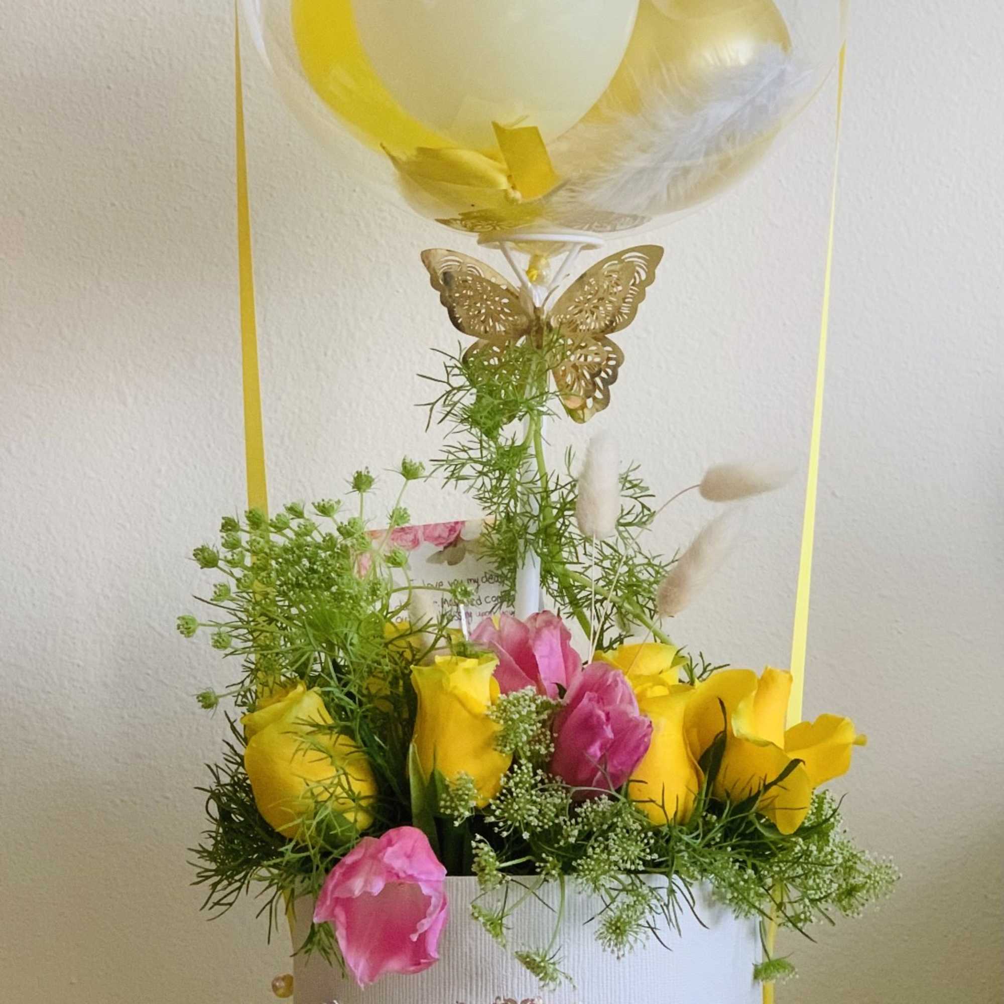 Balloon flower arrangement in bright yellow colors. 12 roses, 3 hydrangeas, tulle