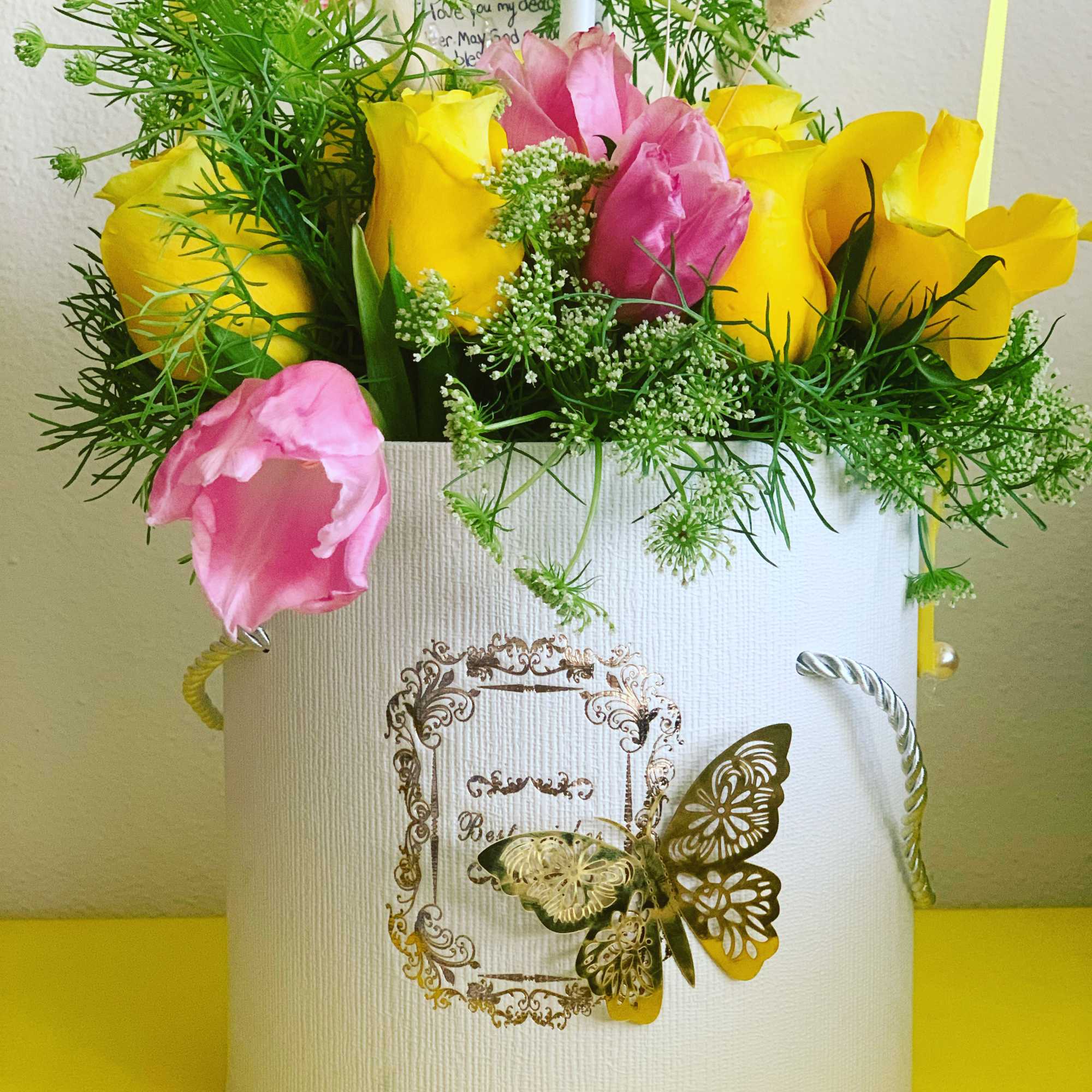 Balloon flower arrangement in bright yellow colors. 12 roses, 3 hydrangeas, tulle