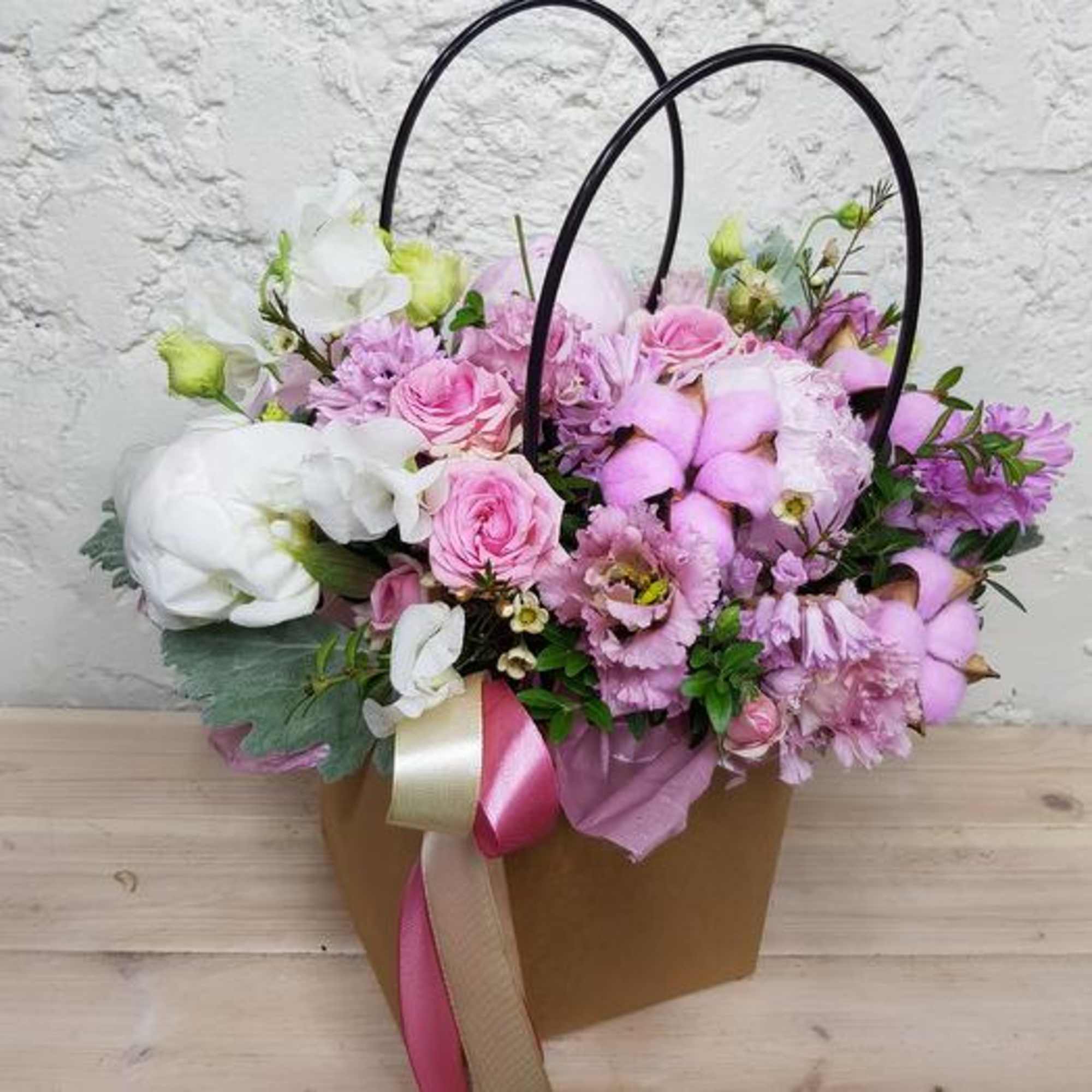A light delicate bouquet in her purse will win any girl's heart.
As A light delicate bouquet in her purse will win any girl's heart.
As