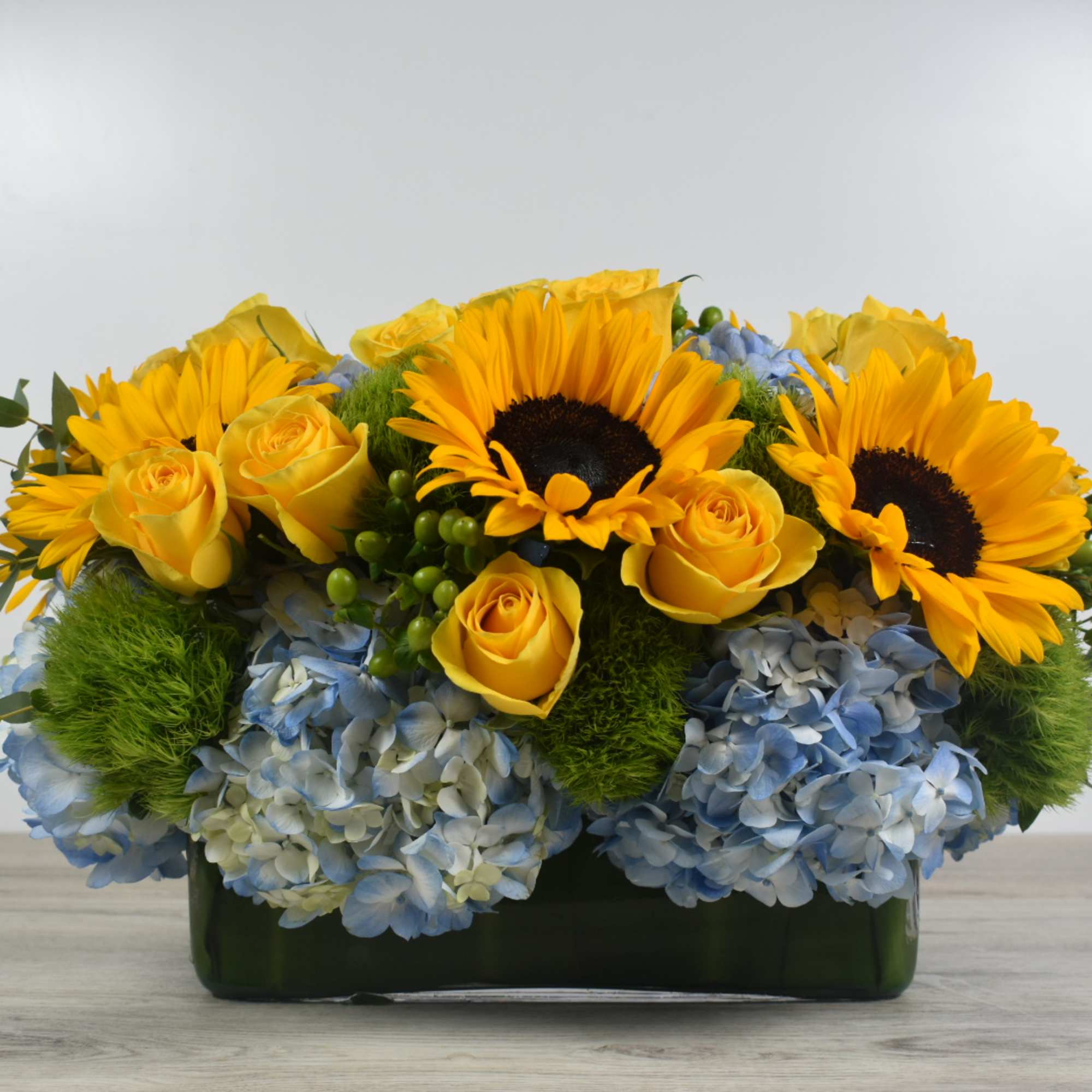 This Sunflower elegance design comes in a glass rectangular vase 
With a