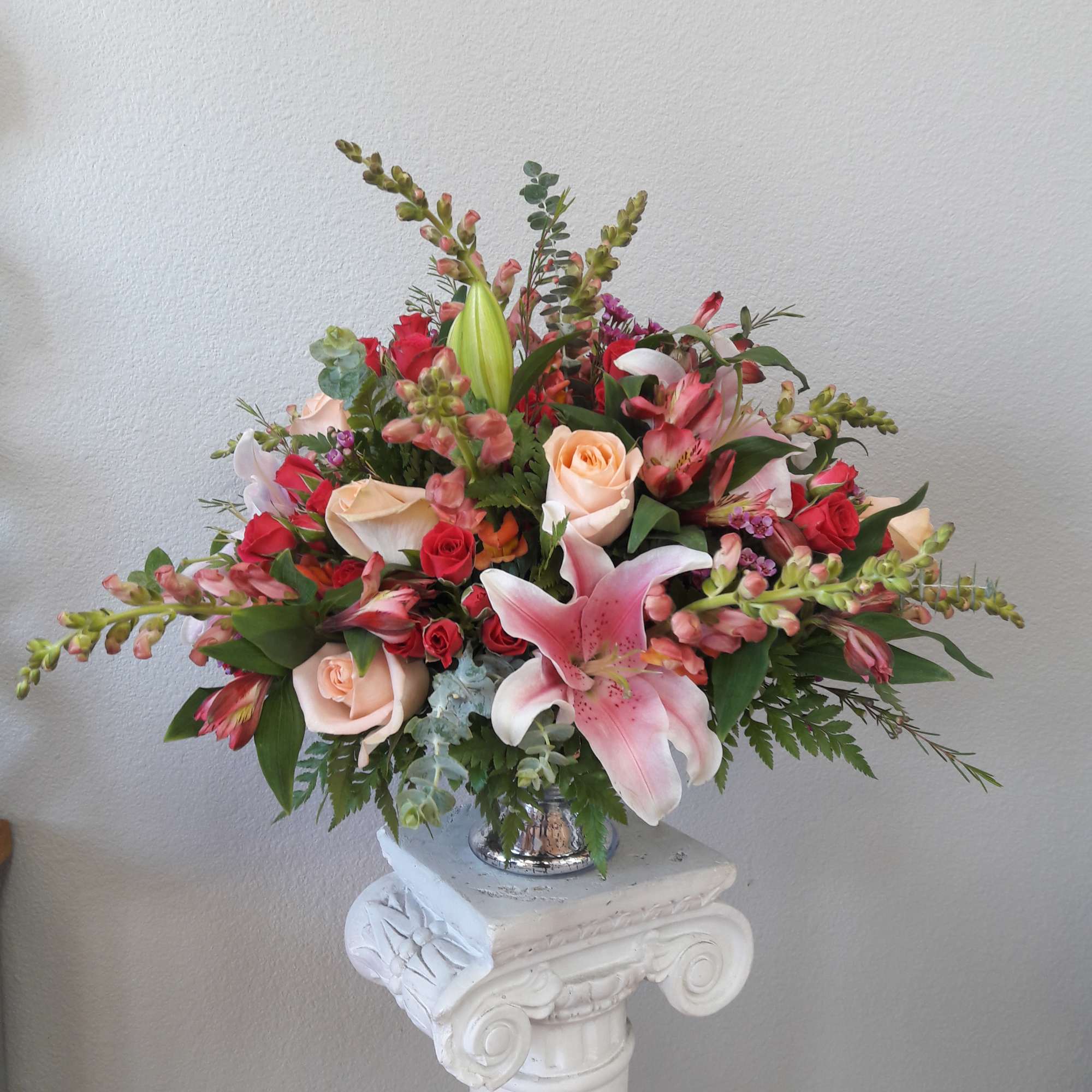 This bounty of beautiful blossoms is Stunning. Spectacular. Stylish. Perfect for any