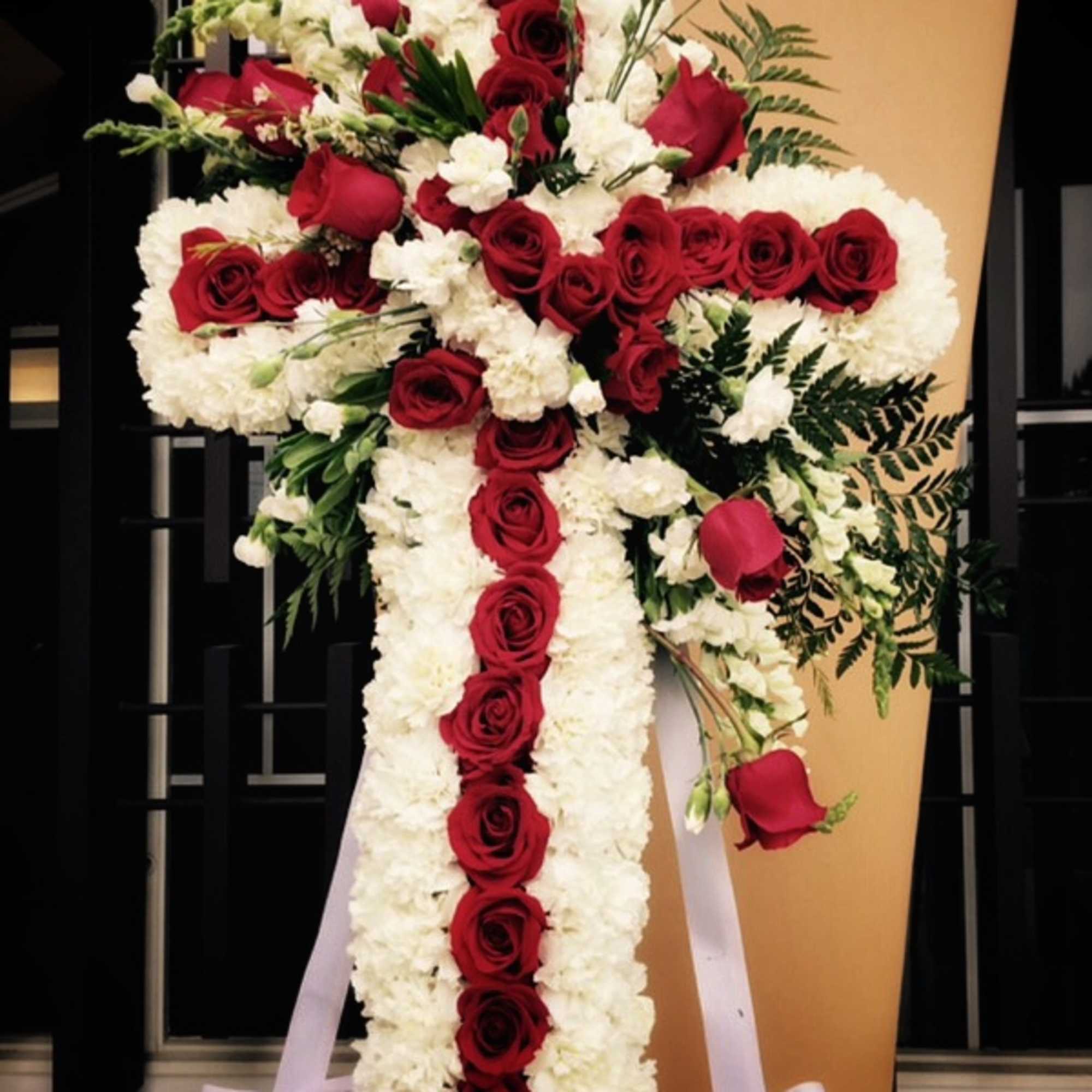 Funeral cross spray including white and red flowers.
STANDARD: FIRST PHOTO
PREMIUM: SECOND PHOTO