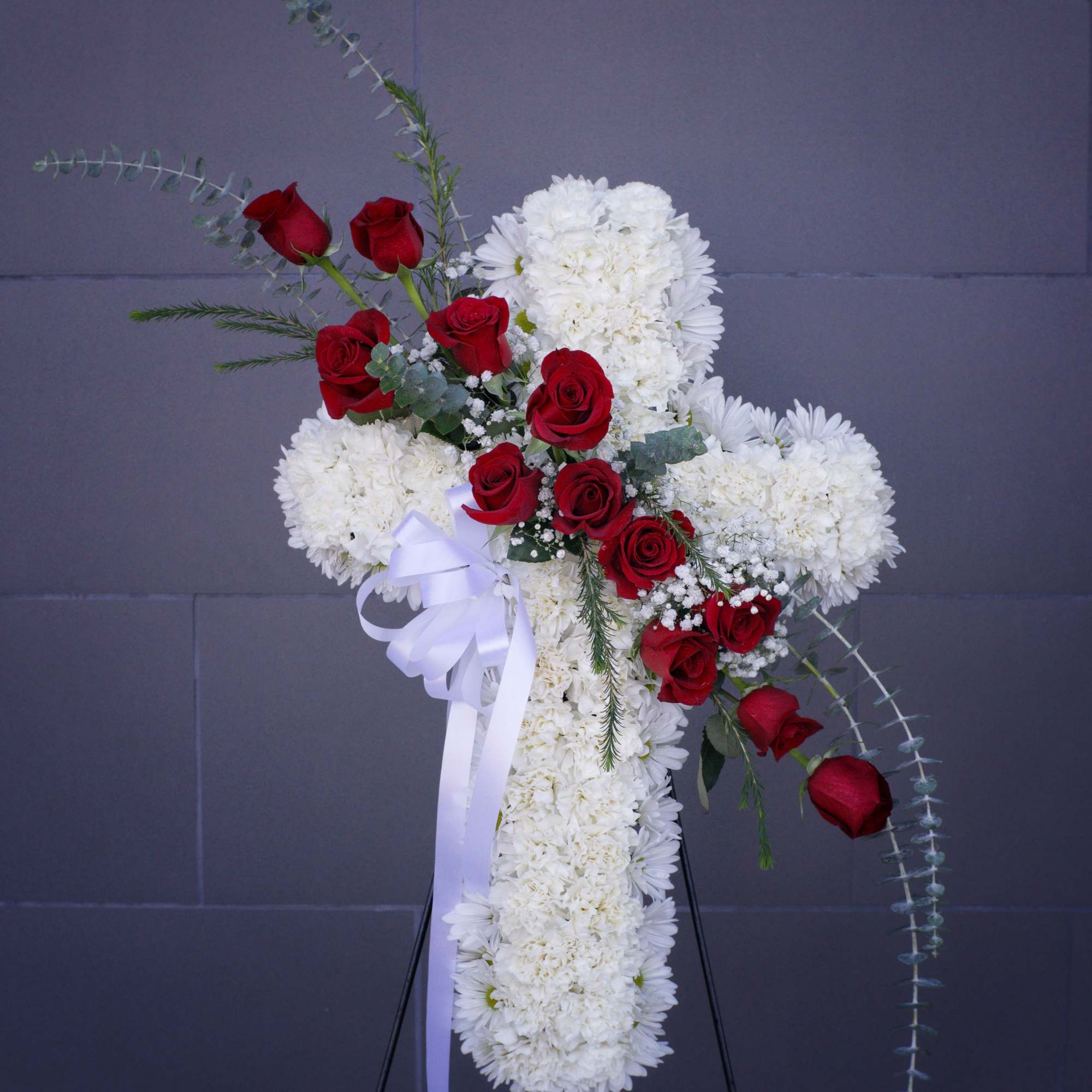 Funeral cross spray including white and red flowers.
STANDARD: FIRST PHOTO
PREMIUM: SECOND PHOTO
