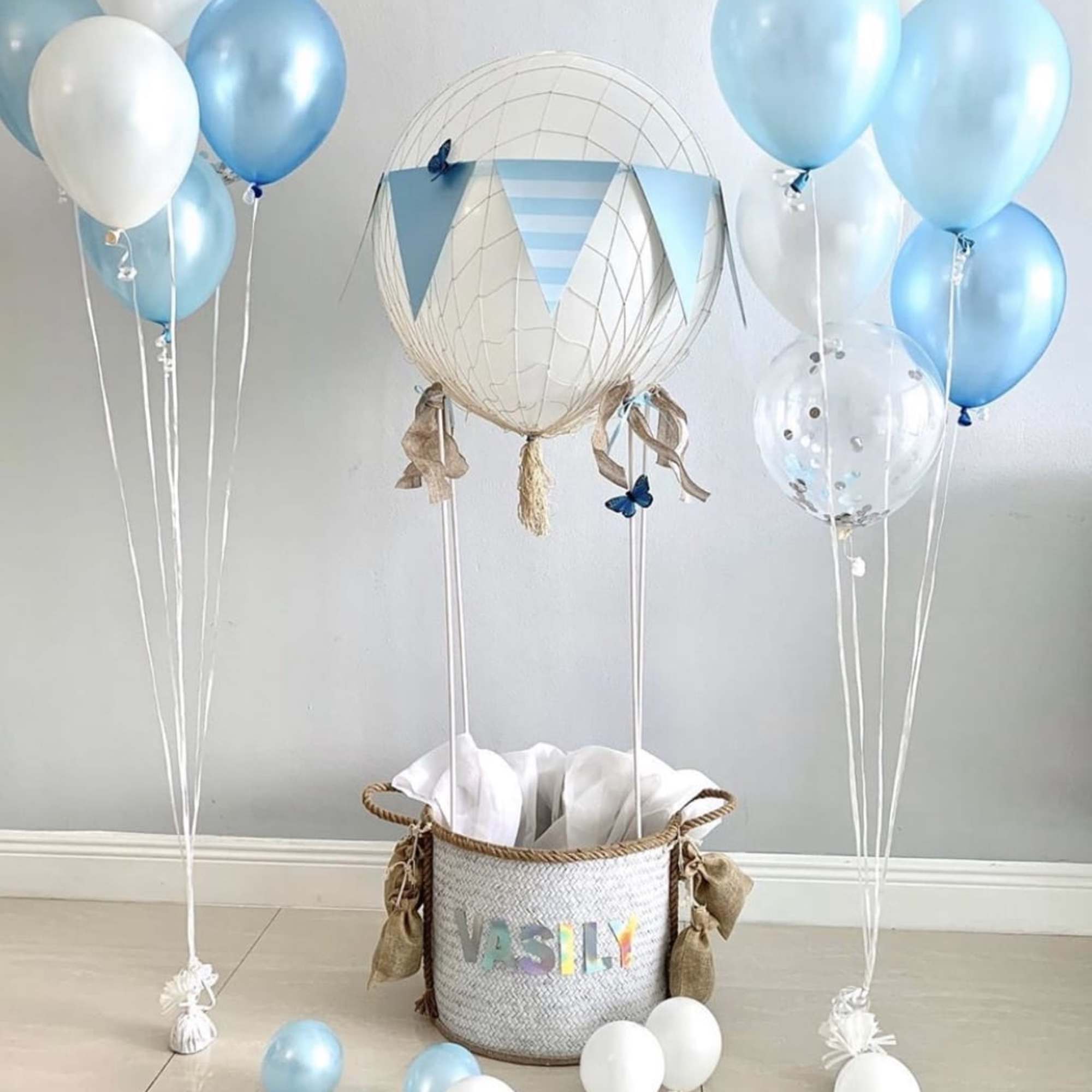 Package includes a hot-air balloon design,, two balloon bunches on each side