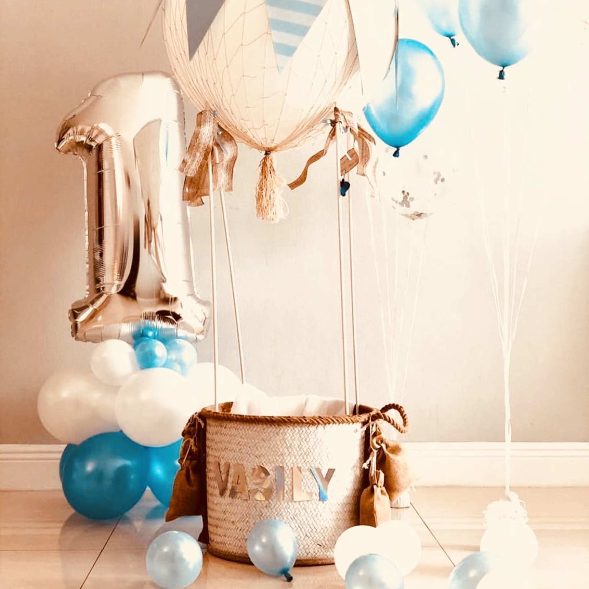 Package includes a hot-air balloon design,, two balloon bunches on each side