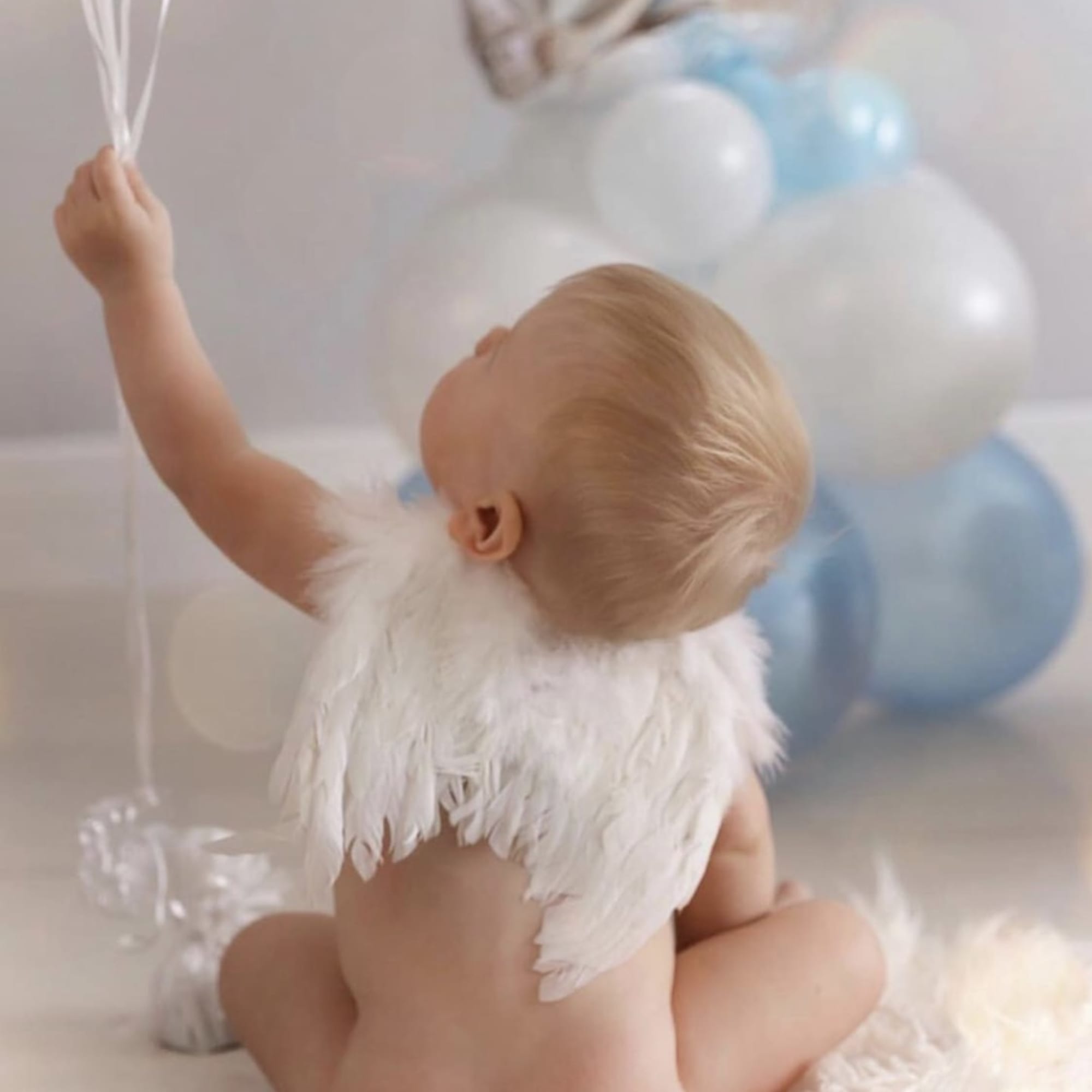 Package includes a hot-air balloon design,, two balloon bunches on each side