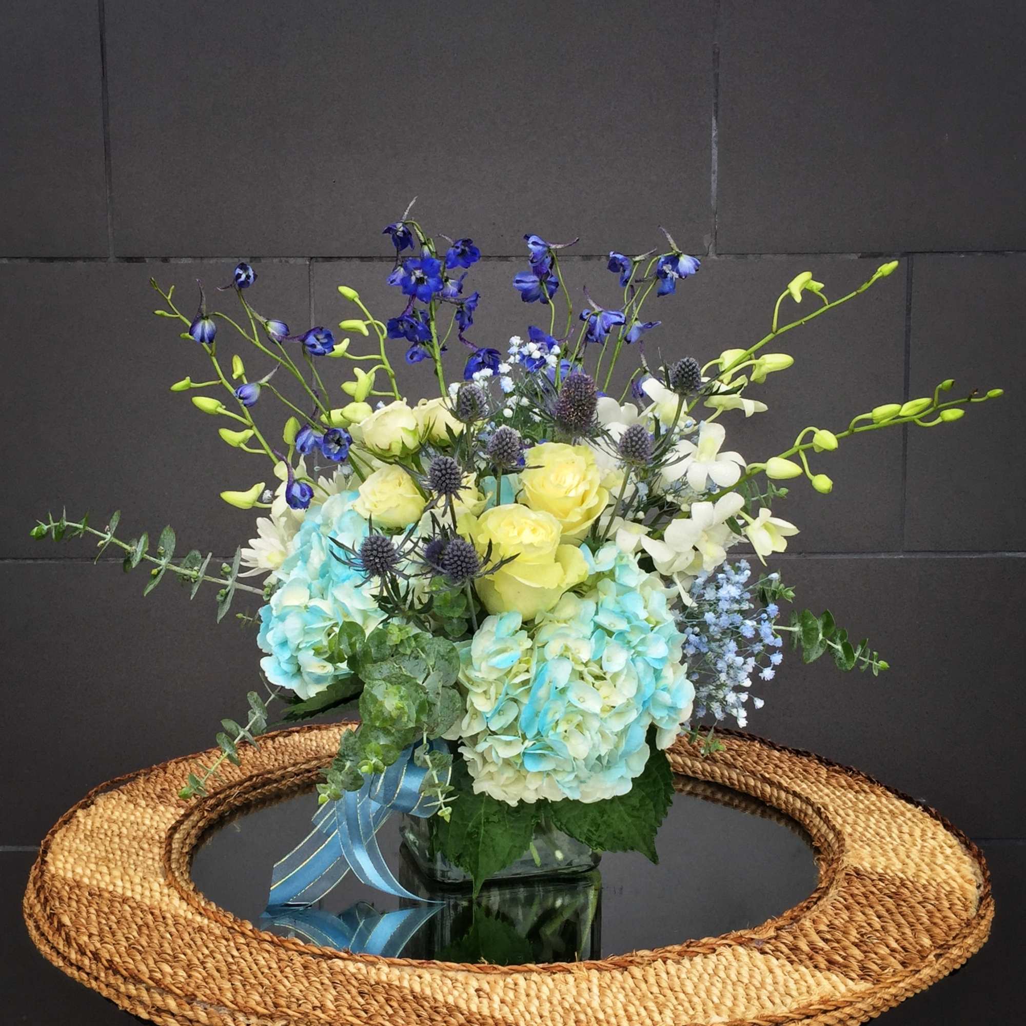 Oceanic design including blue and white fresh flowers and accents.
STANDARD: FIRST PHOTO
DELUXE:
