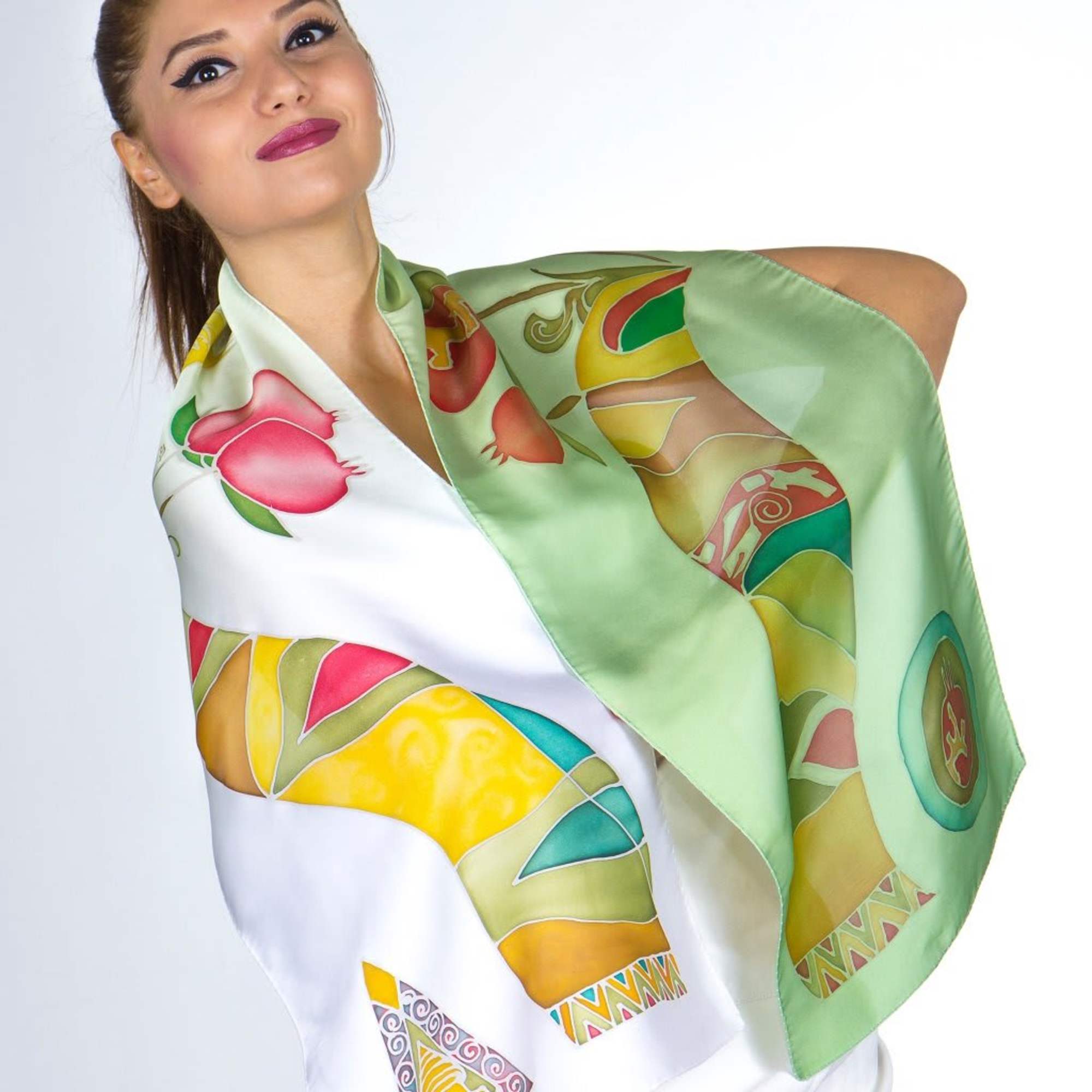 The scarf "Pomegranate Tree" is made from 100% silk. It is a The scarf "Pomegranate Tree" is made from 100% silk. It is a