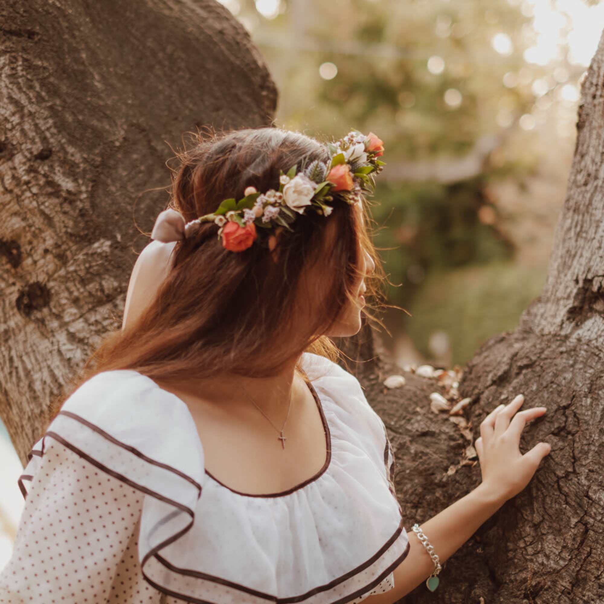 An elegant crown of blooms to make you look like the queen