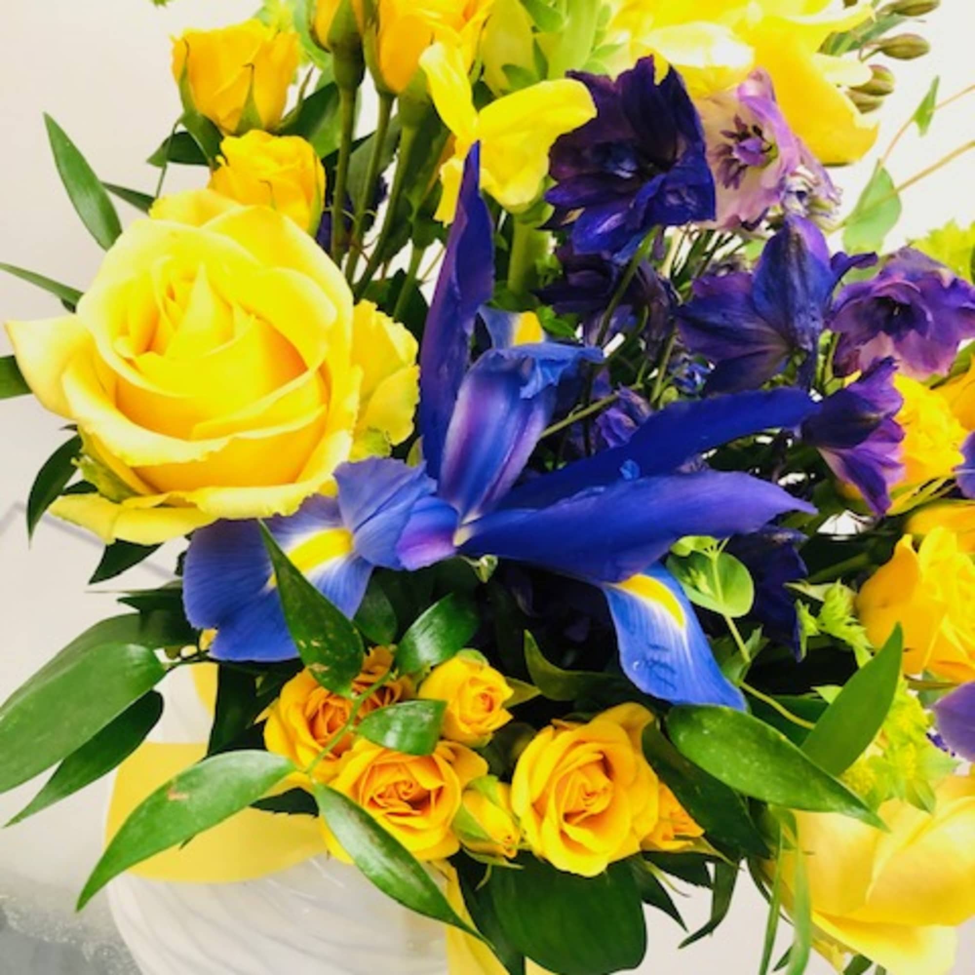 Bright and delightful floral design that looks like rays of yellow sunshine