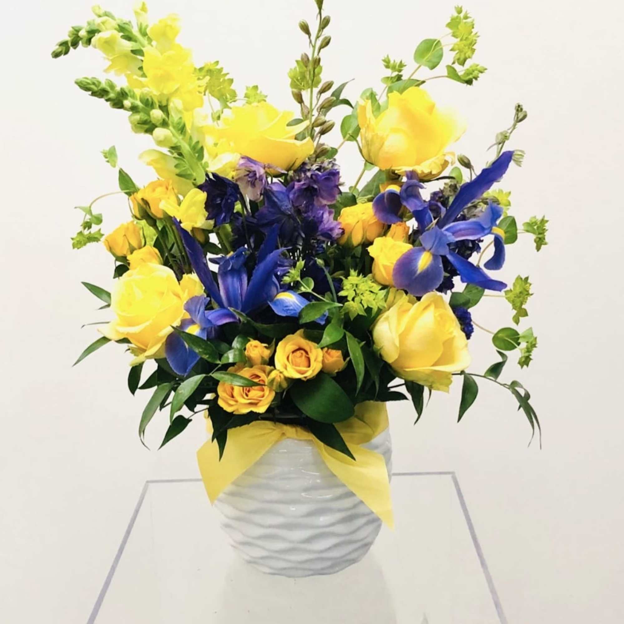 Bright and delightful floral design that looks like rays of yellow sunshine