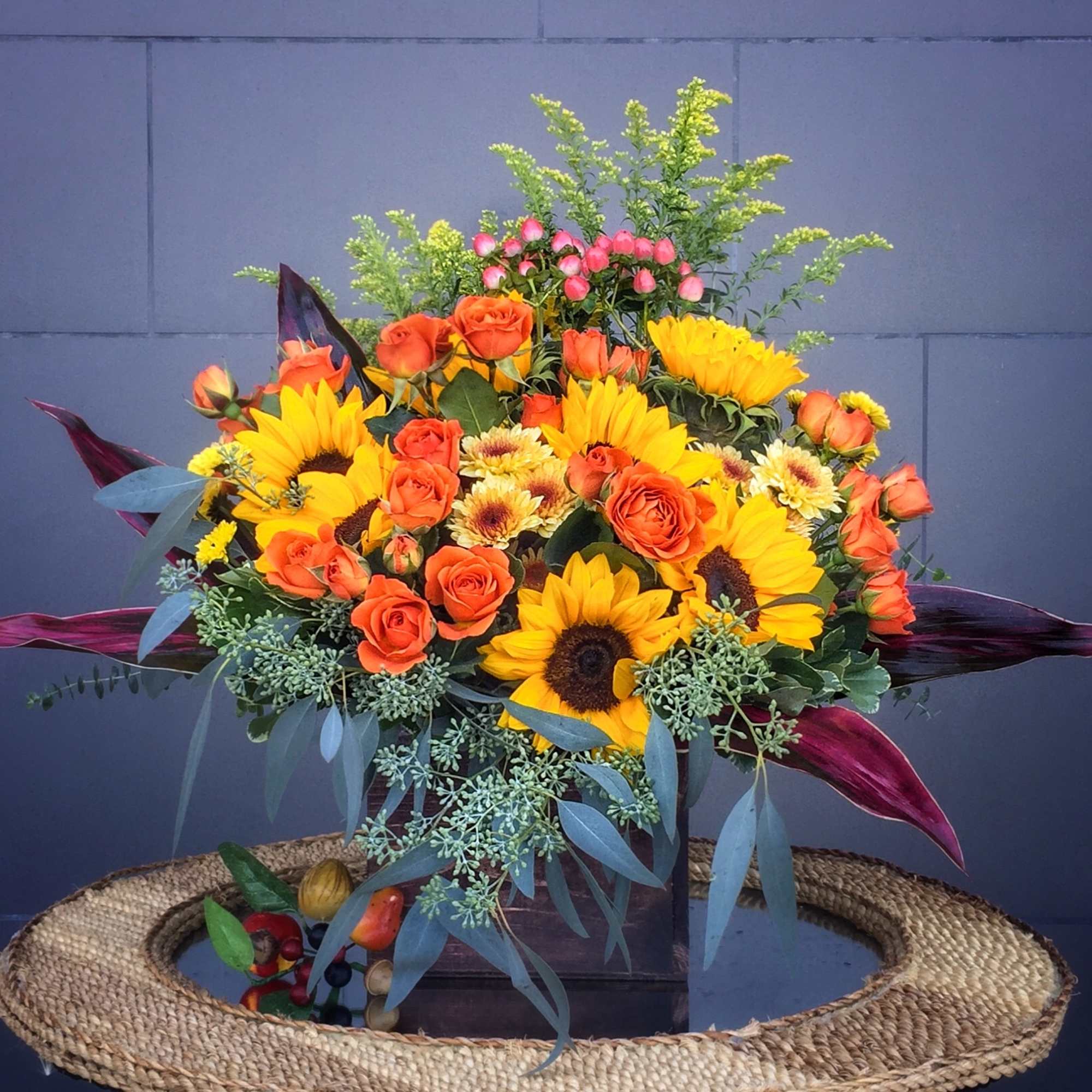 Wood box full of fresh flowers: sunflower, rose, pompon... and nice accents.
STANDARD: