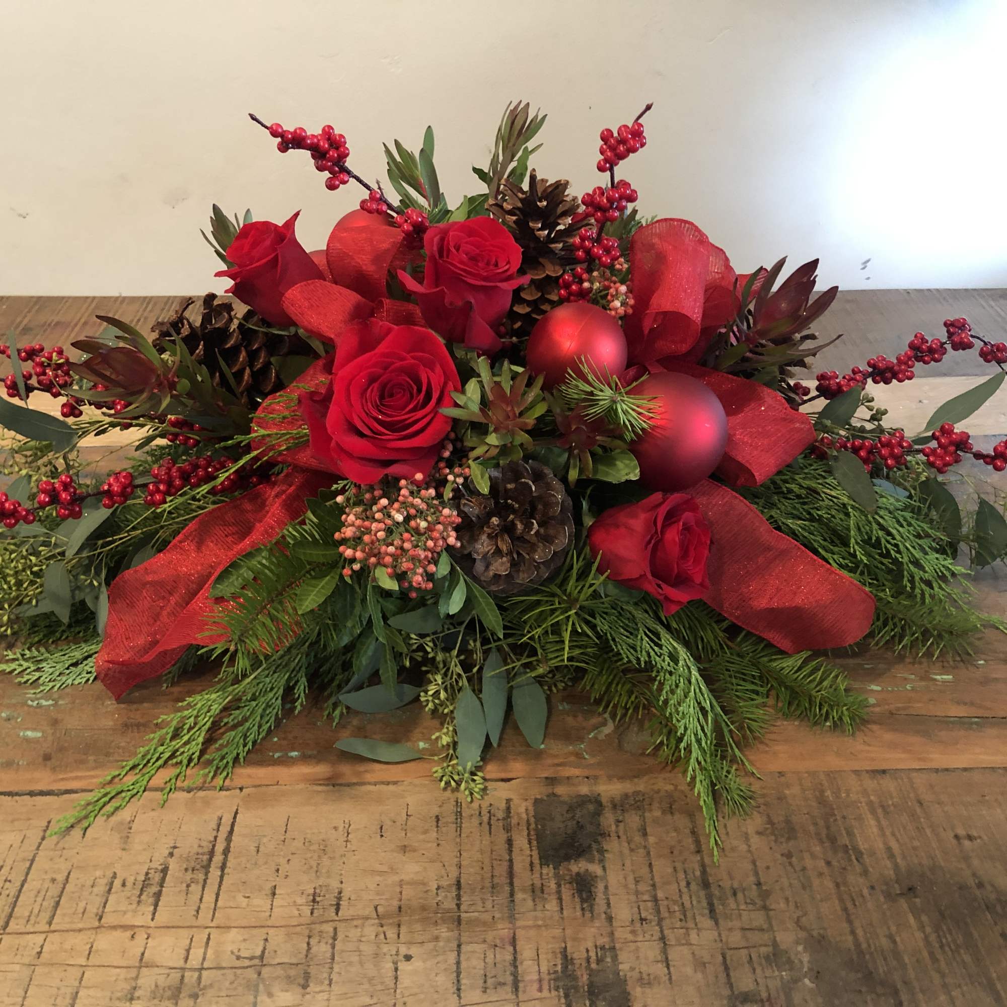 Make any room festive with this gorgeous holiday table centerpiece! Red roses Make any room festive with this gorgeous holiday table centerpiece! Red roses