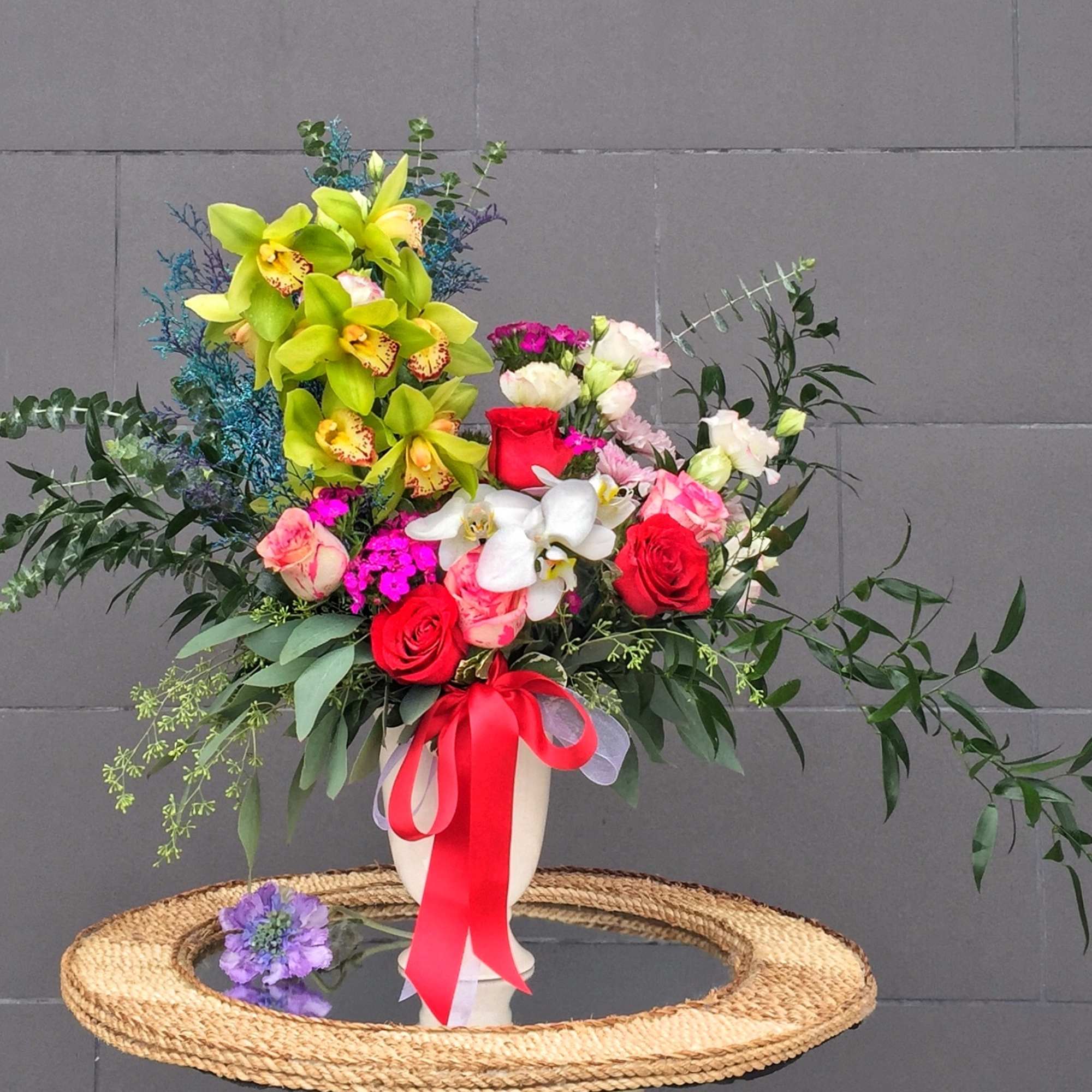 Beautiful design including all premium fresh flowers: orchid, rose... and nice accents.
STANDARD: