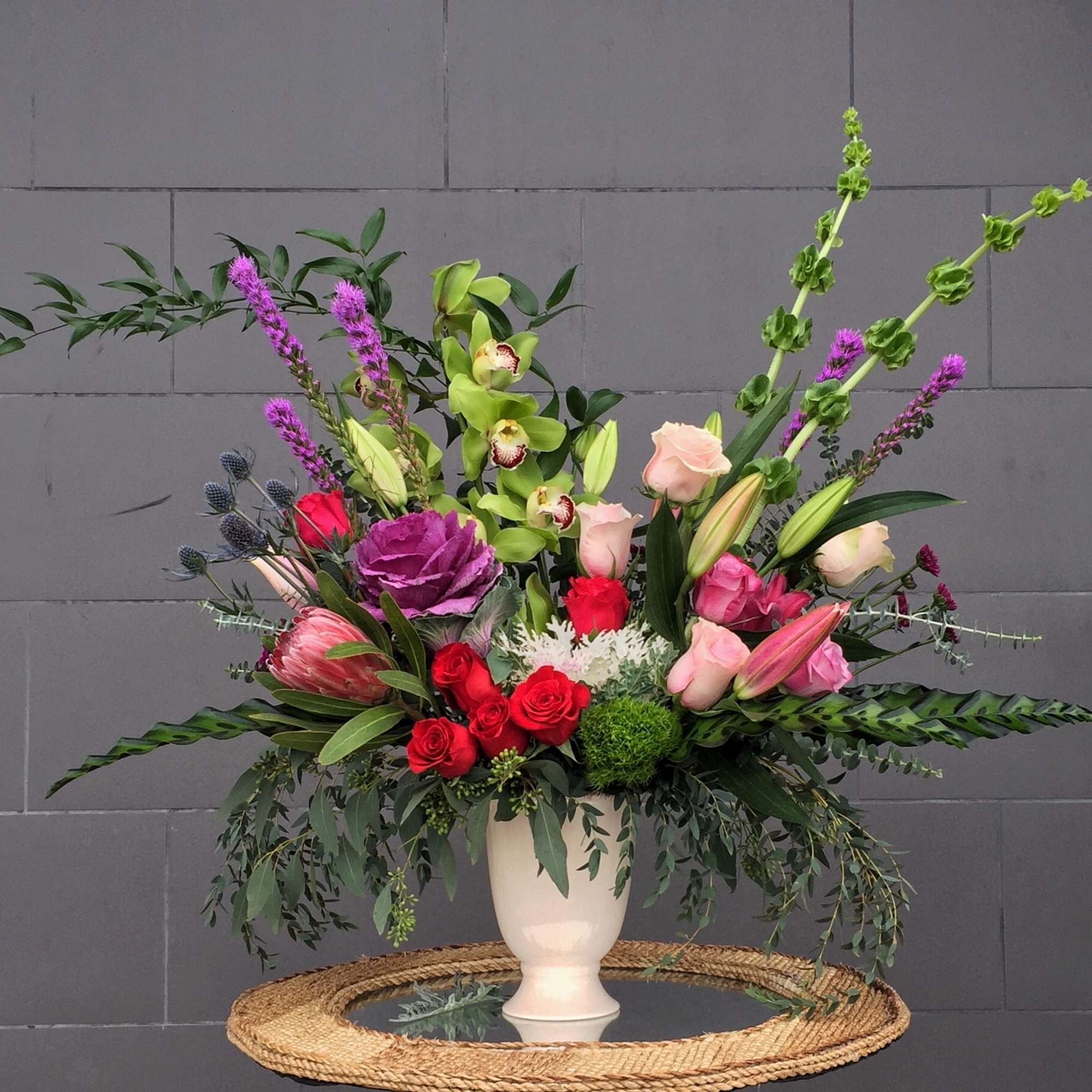 Beautiful design including all premium fresh flowers: orchid, rose... and nice accents.
STANDARD: