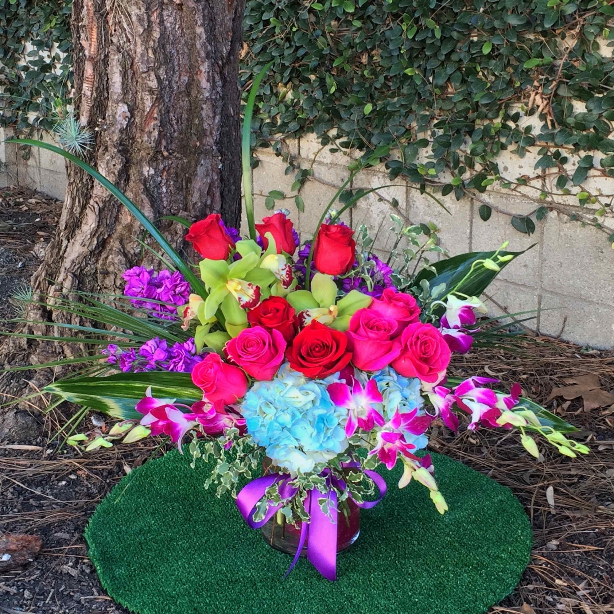 Beautiful design including all premium fresh flowers: orchid, rose... and nice accents.
STANDARD: