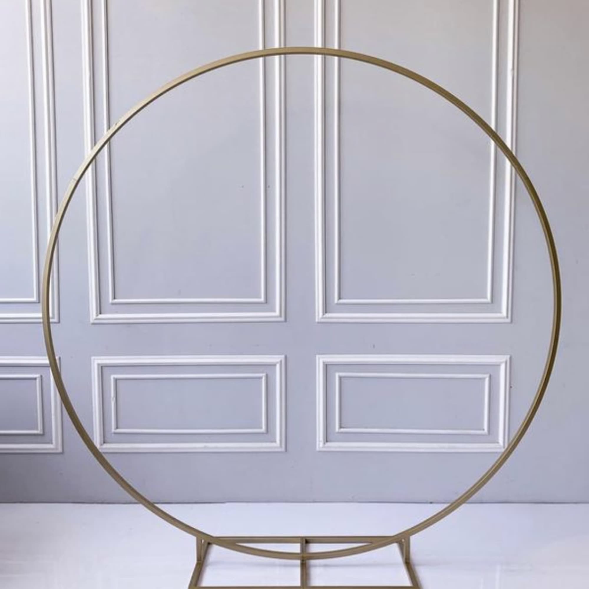 This package includes a circular arch rental, circular balloon garland, 3 desert