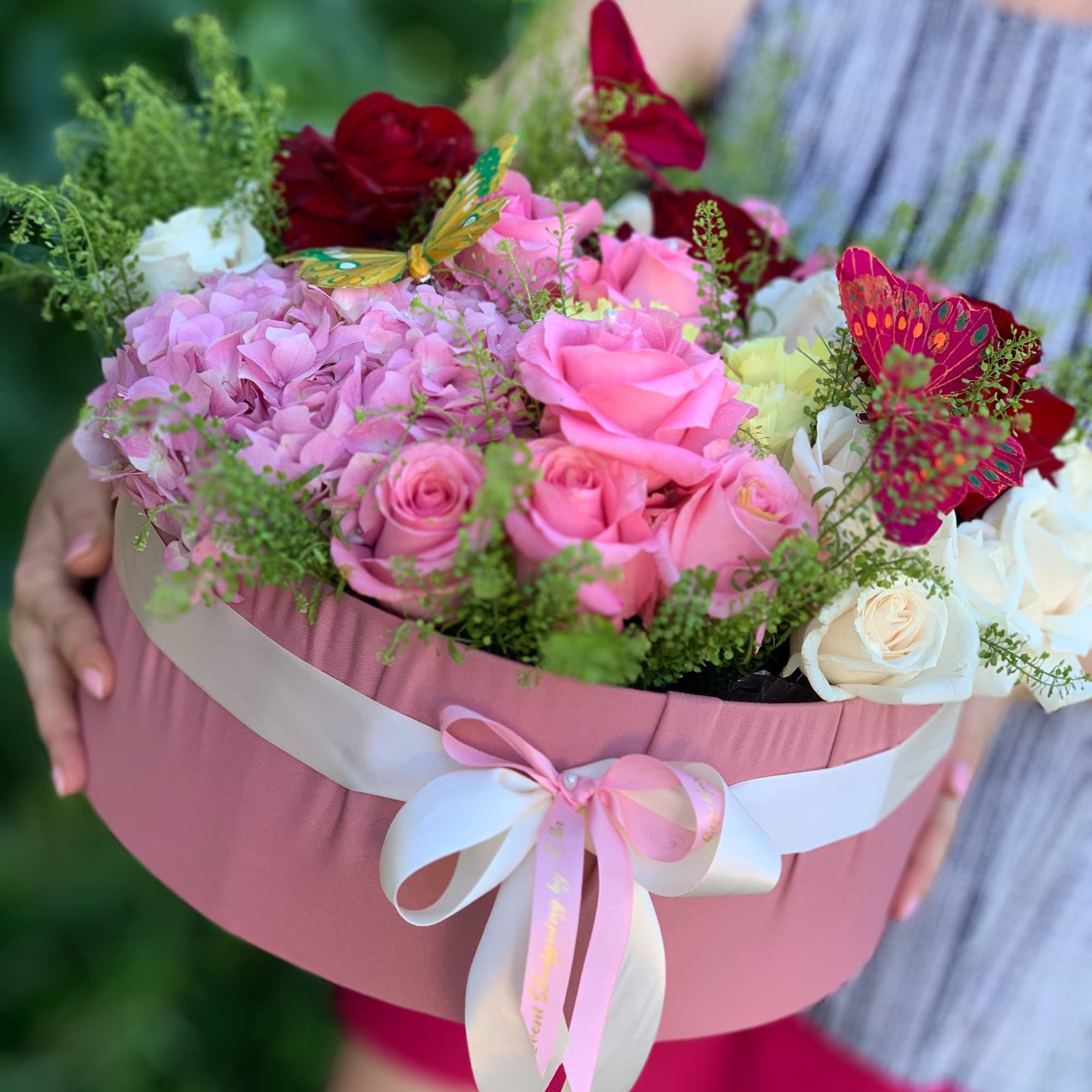 Extra large box with mixed flowers.