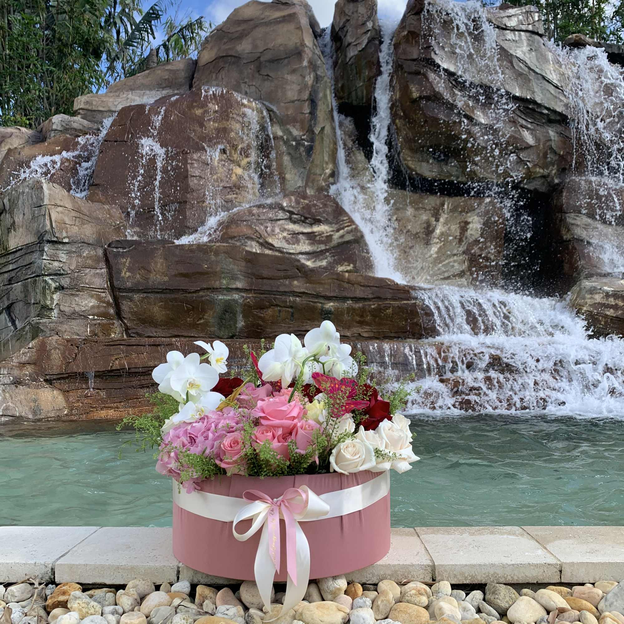 Extra large box with mixed flowers.