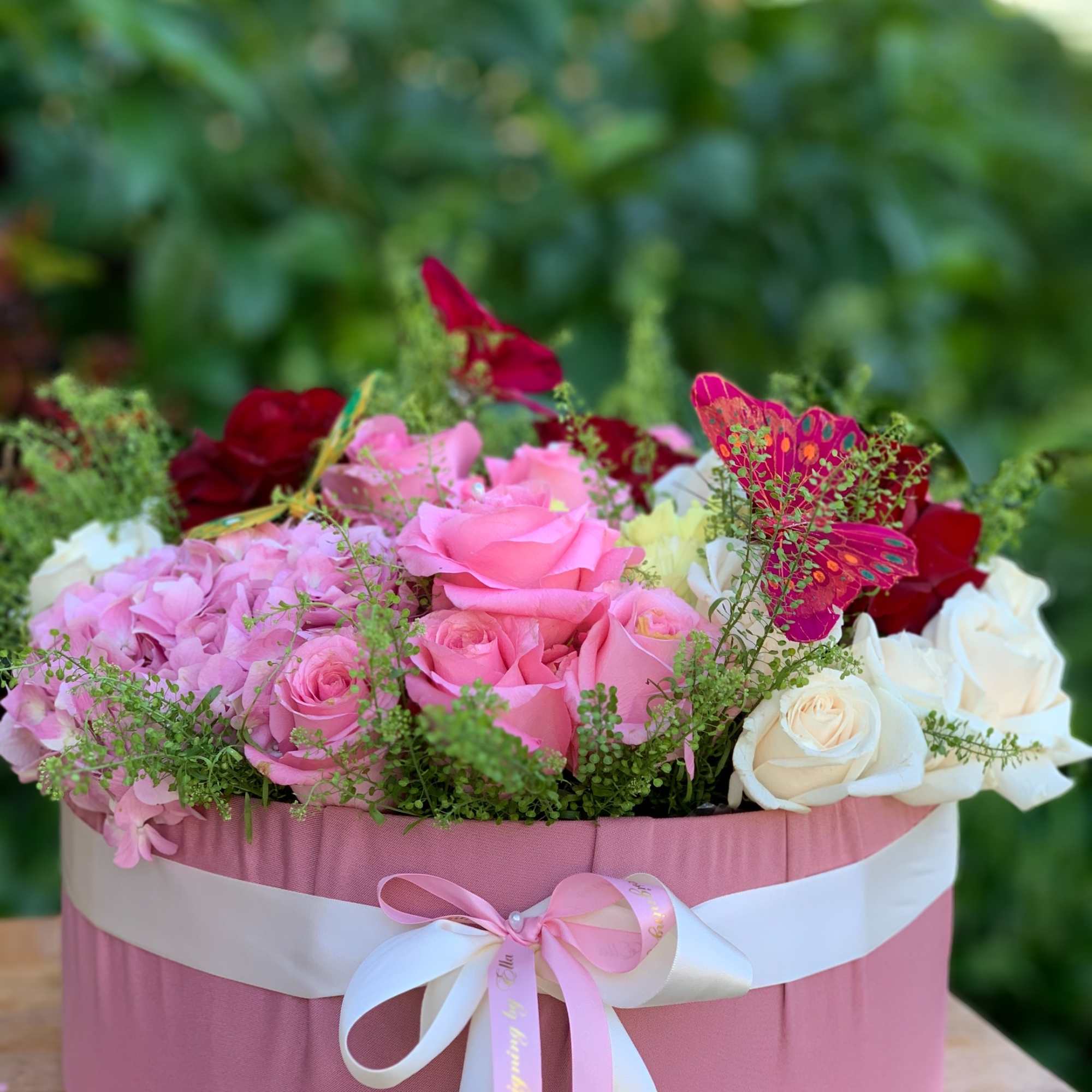 Extra large box with mixed flowers.