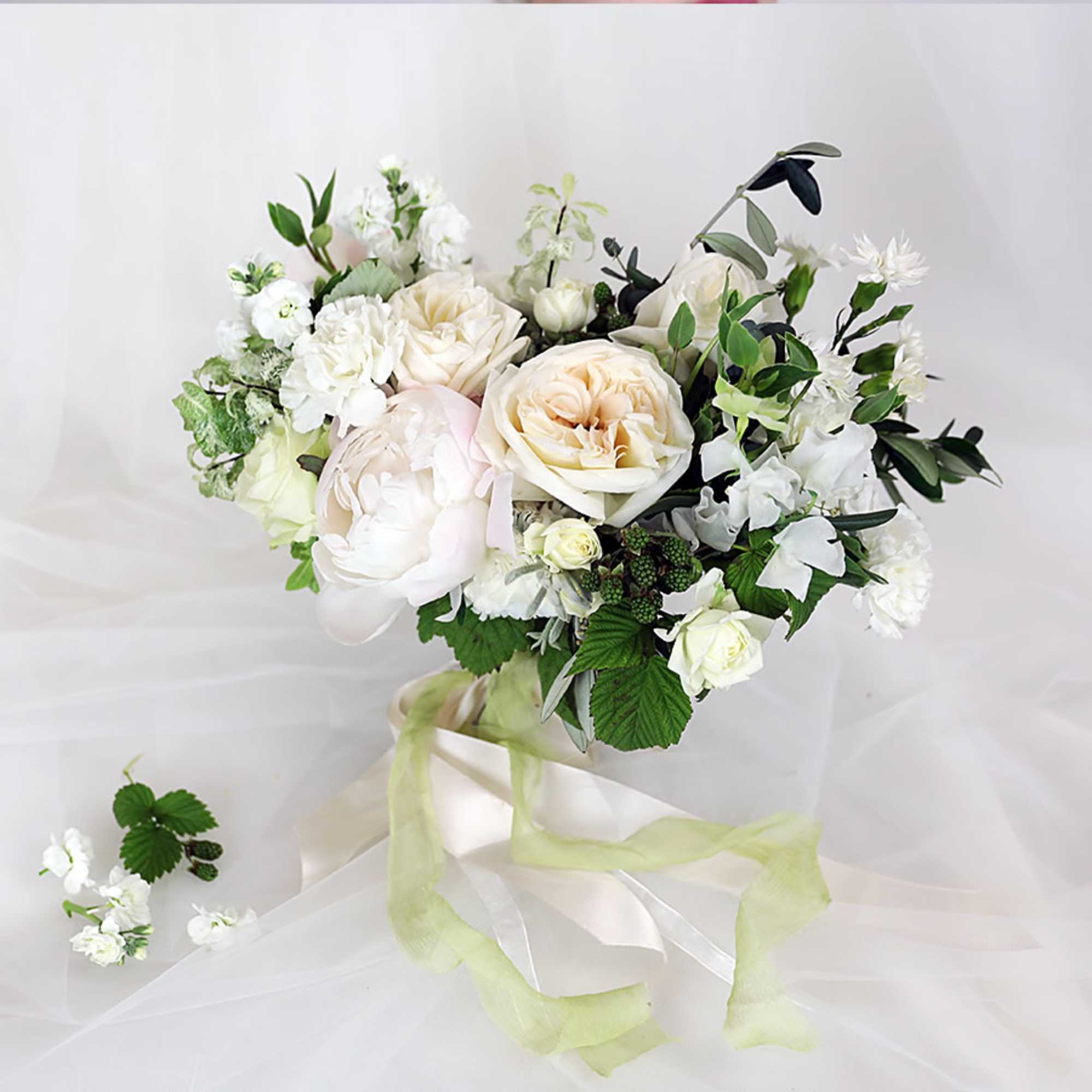Nice stylish bouquet for your wedding.

Each bouquet with flowers is a single