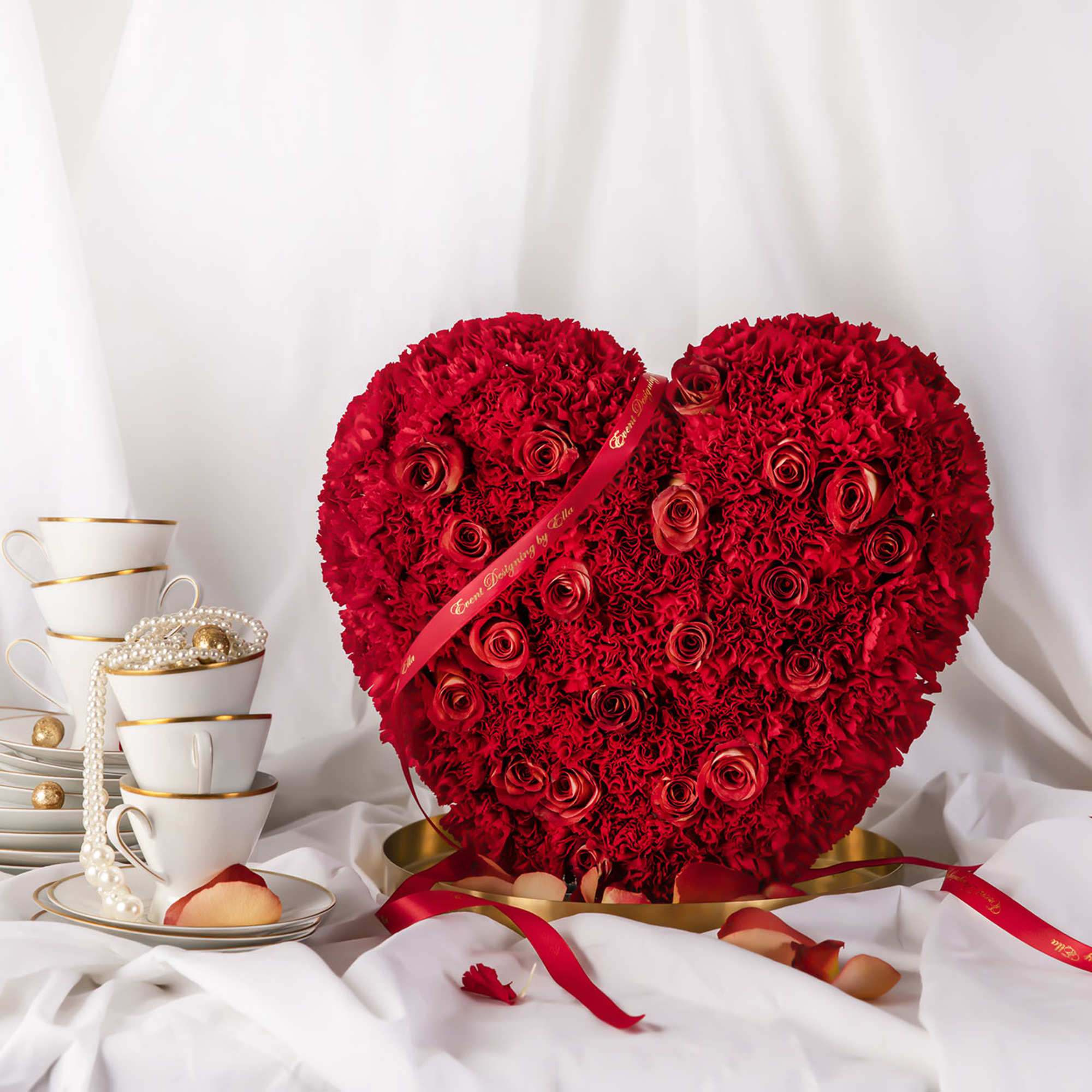 Standing-up ref flower heart on a golden metal tray. Two types of
