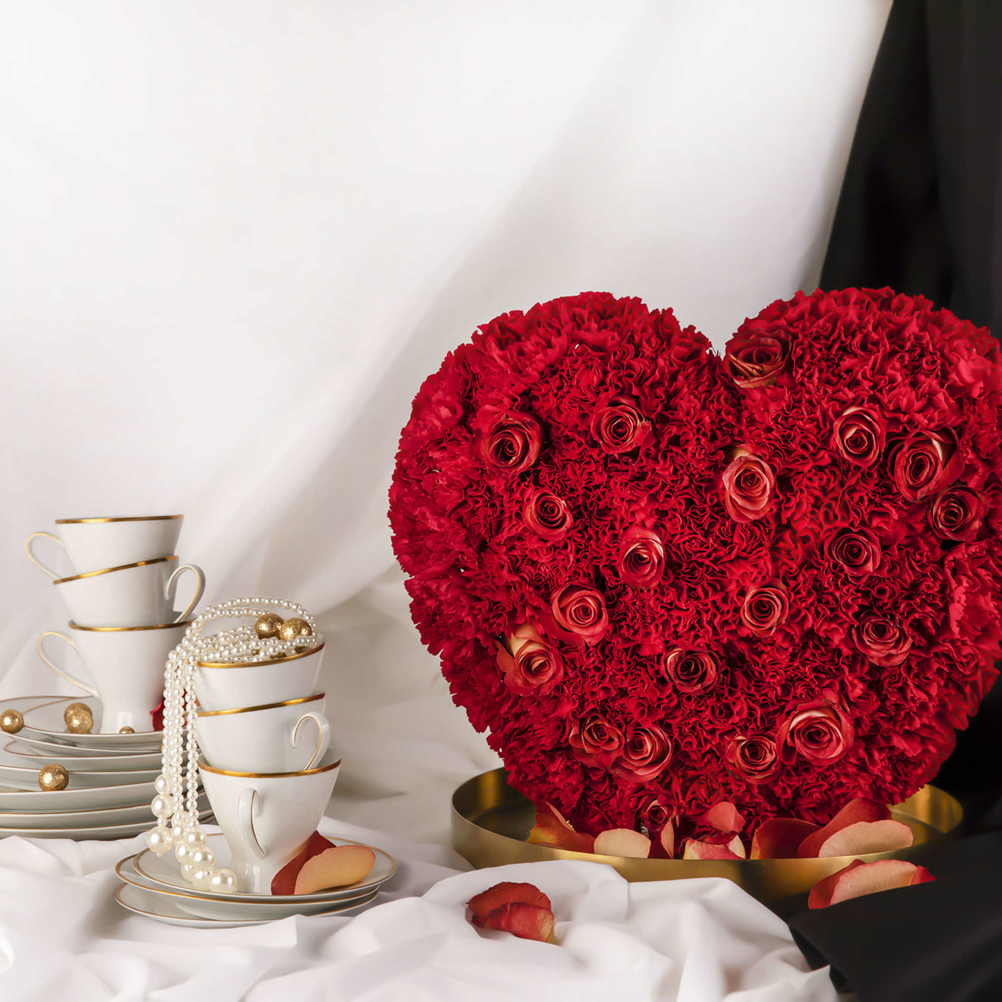 Standing-up ref flower heart on a golden metal tray. Two types of