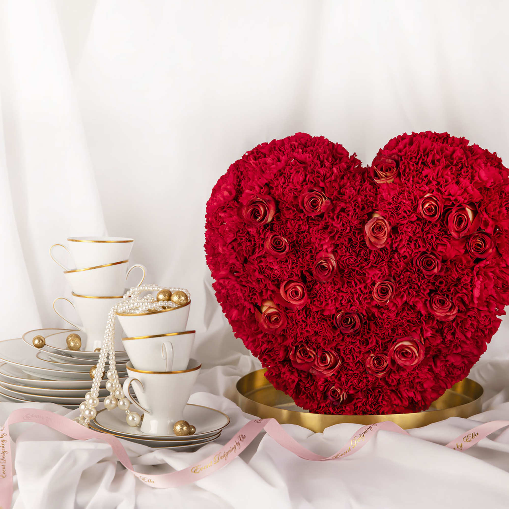 Standing-up ref flower heart on a golden metal tray. Two types of