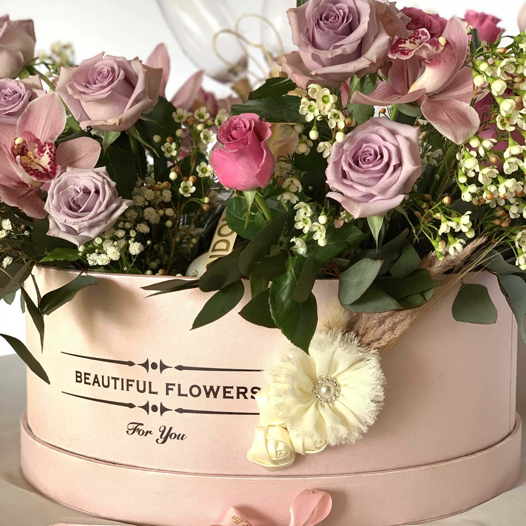 Extra large flower arrangement. Floral arrangement consist of 25 roses, eucalyptus, wax