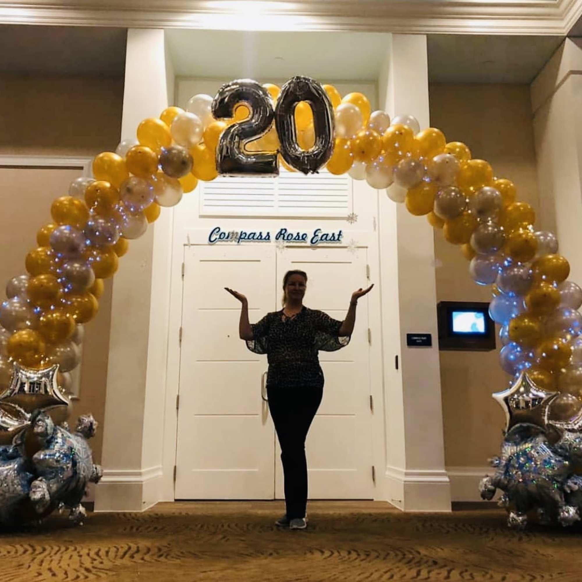 Simple balloon arch with one balloon strand without additional decor.