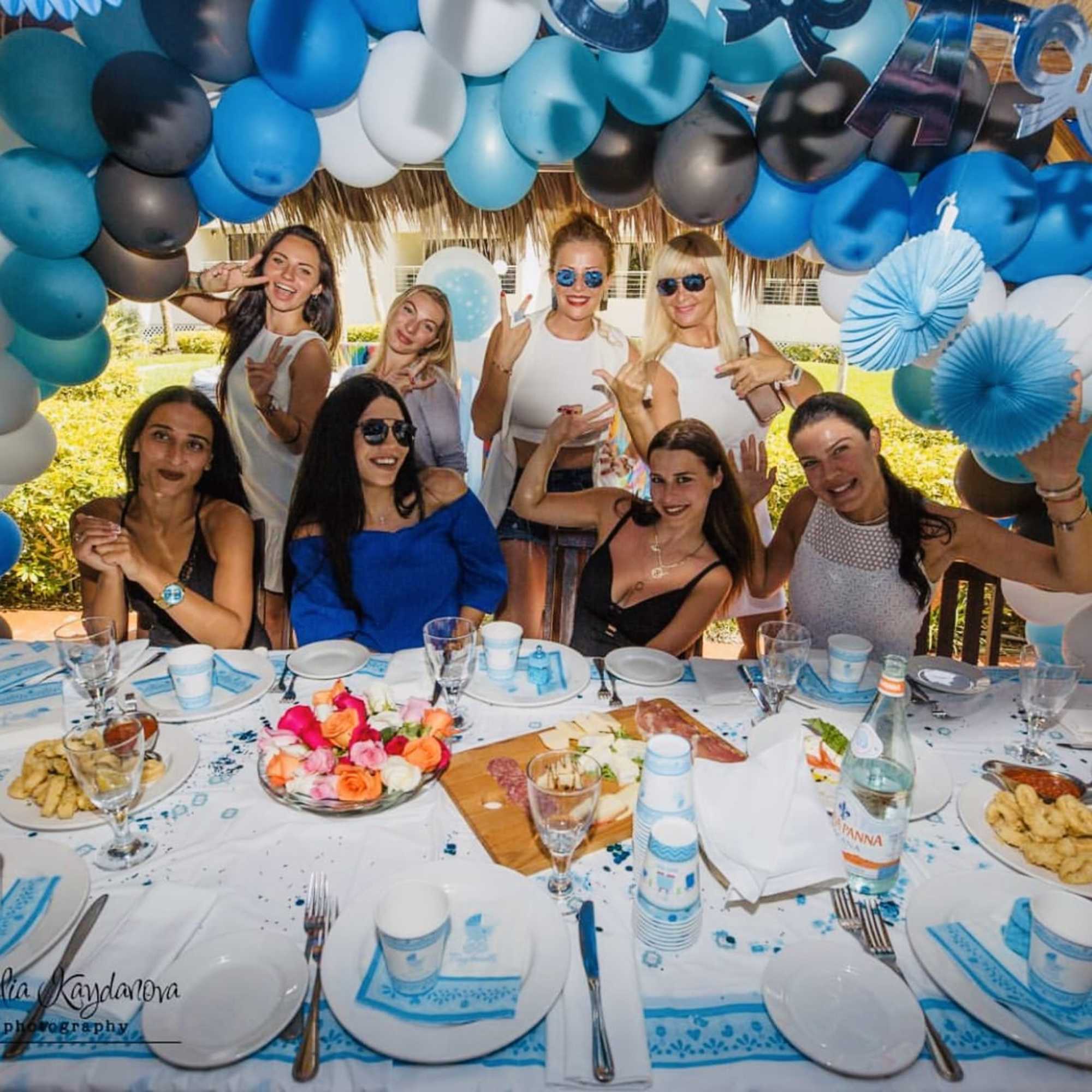 Simple balloon arch with one balloon strand without additional decor.