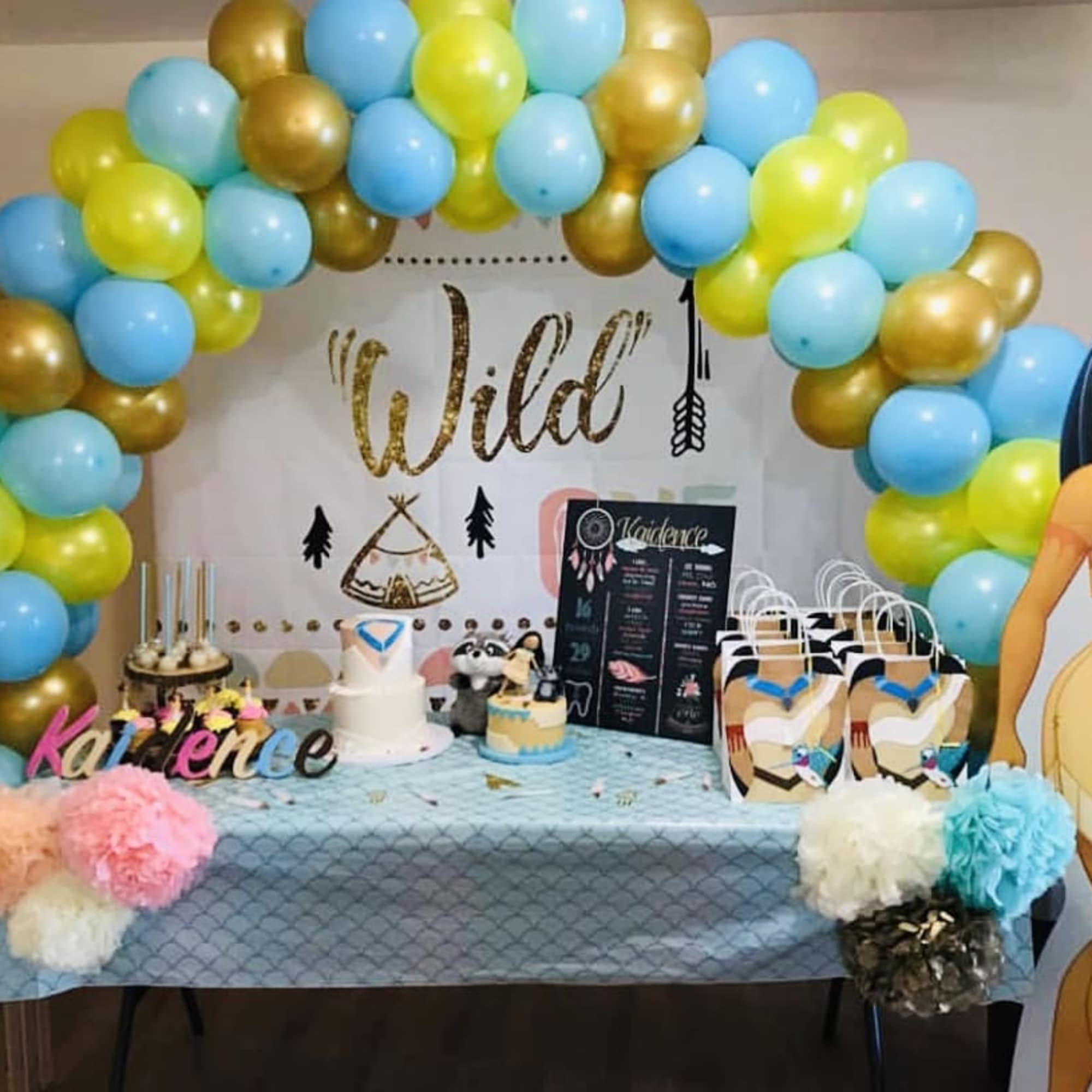 Simple balloon arch with one balloon strand without additional decor.