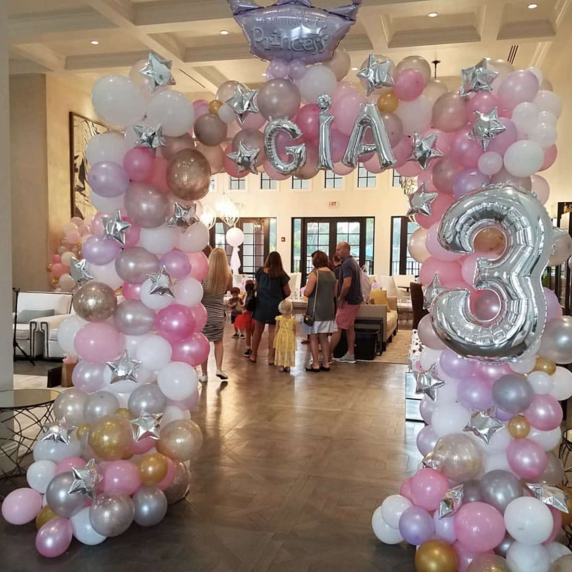 Simple balloon arch with one balloon strand without additional decor.