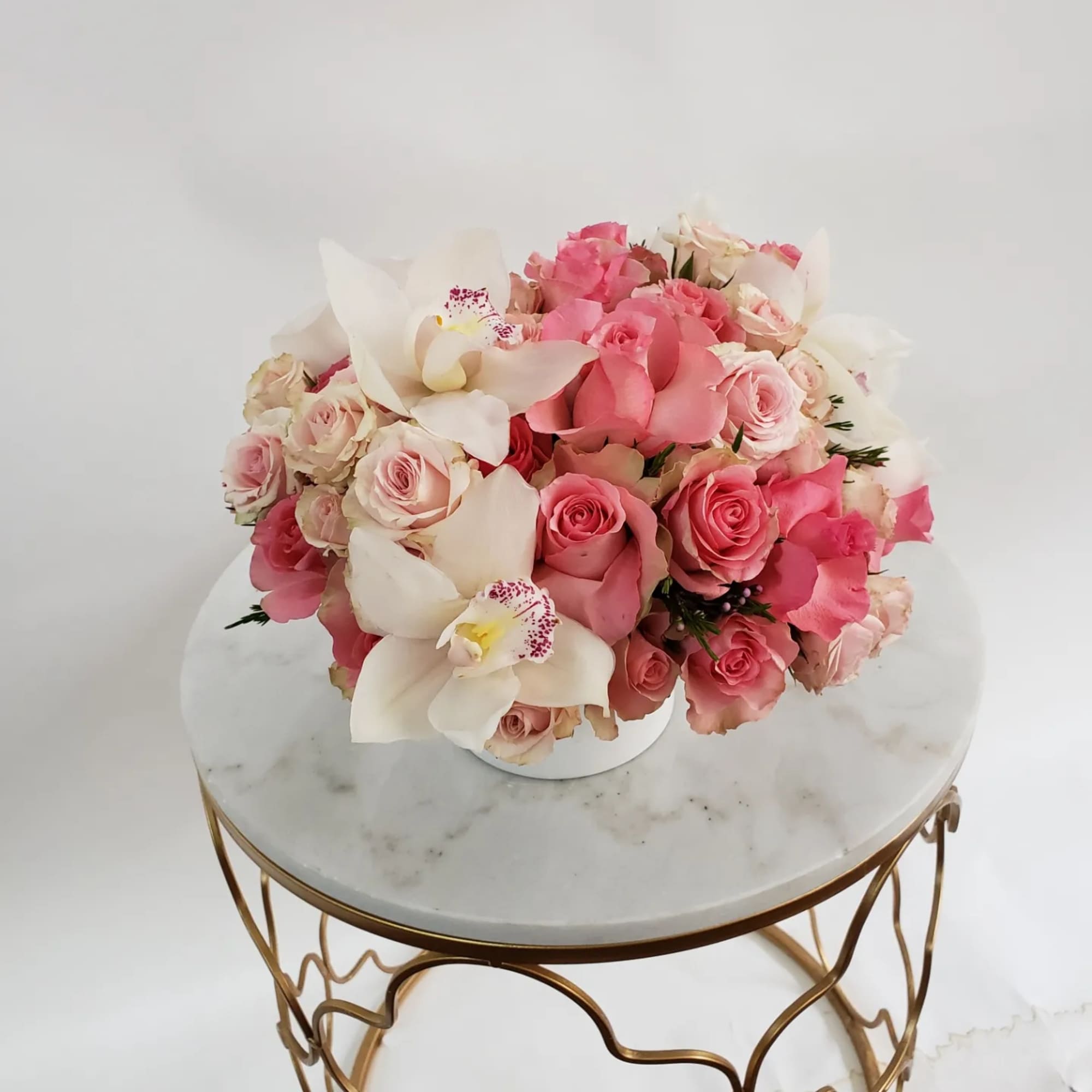 Mix of pink tones that makes this arrangement super cute!