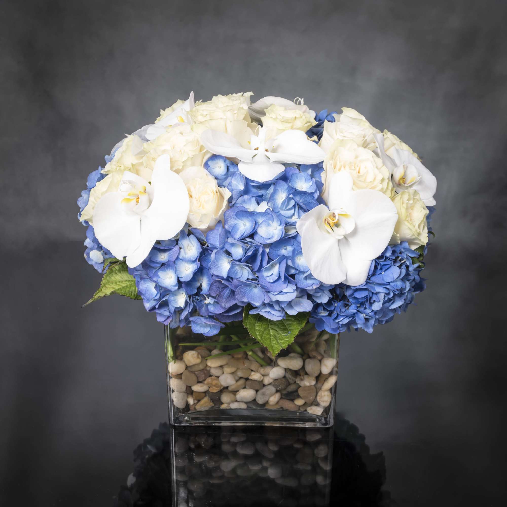 This beach-inspired bouquet captures the blissful beauty of a seaside retreat. Bunches