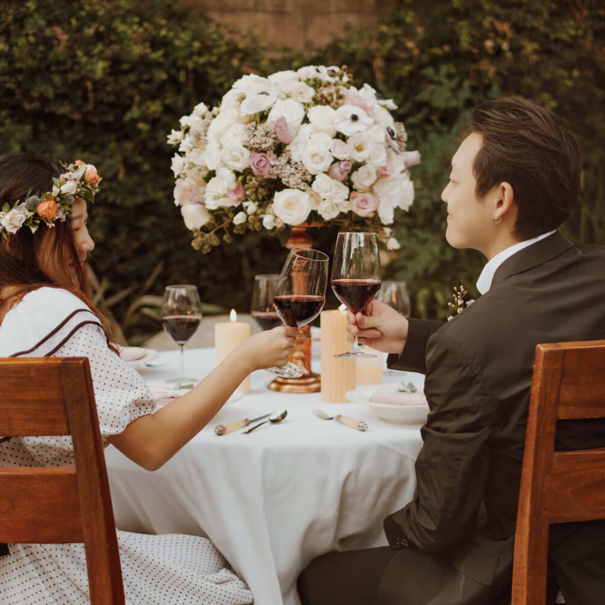 A floral centerpiece brings the whole table together, exuding elegance and natural