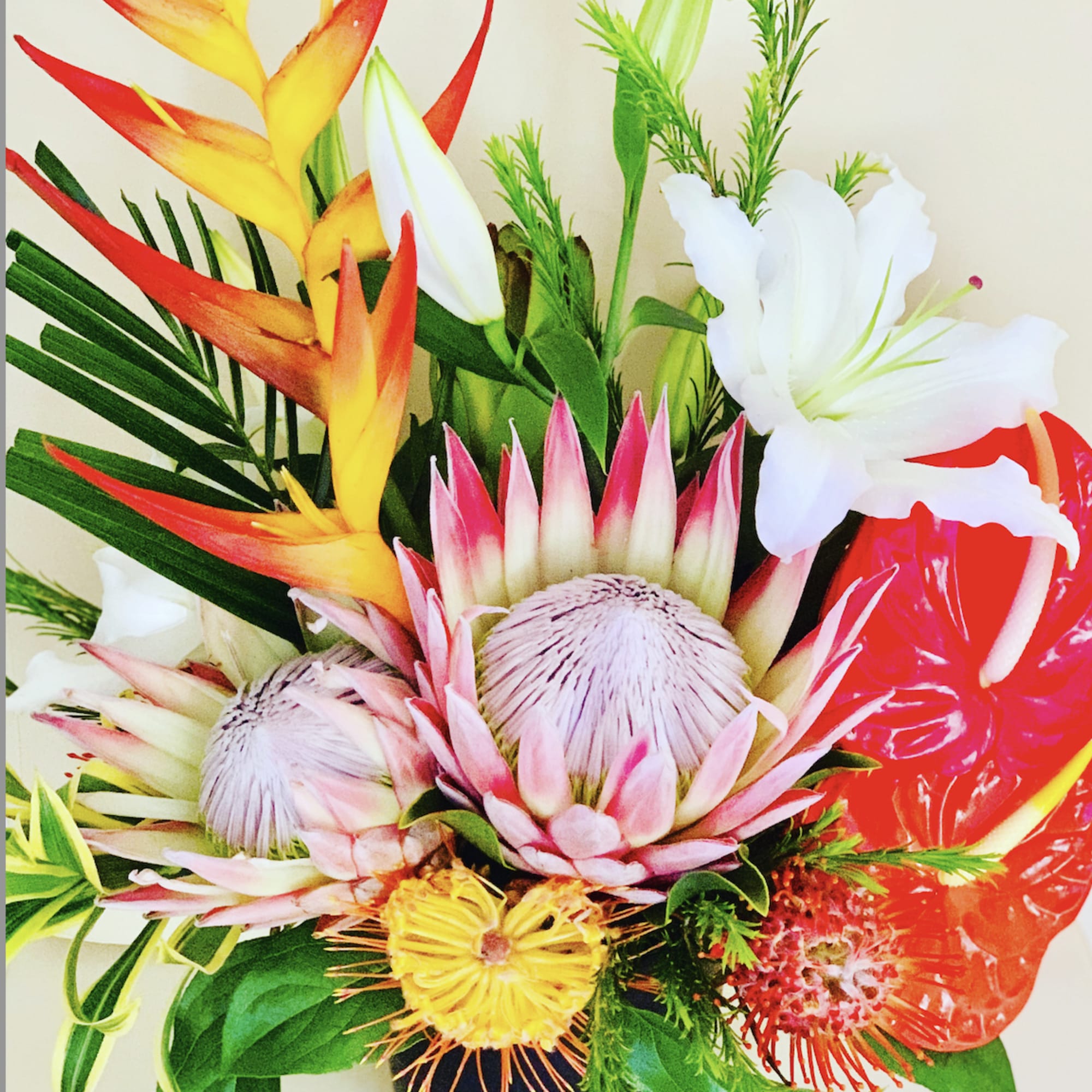 Premium&nbsp;tropical blooms artfully designed with accents of&nbsp;greens. &nbsp;

Designed to be viewed from