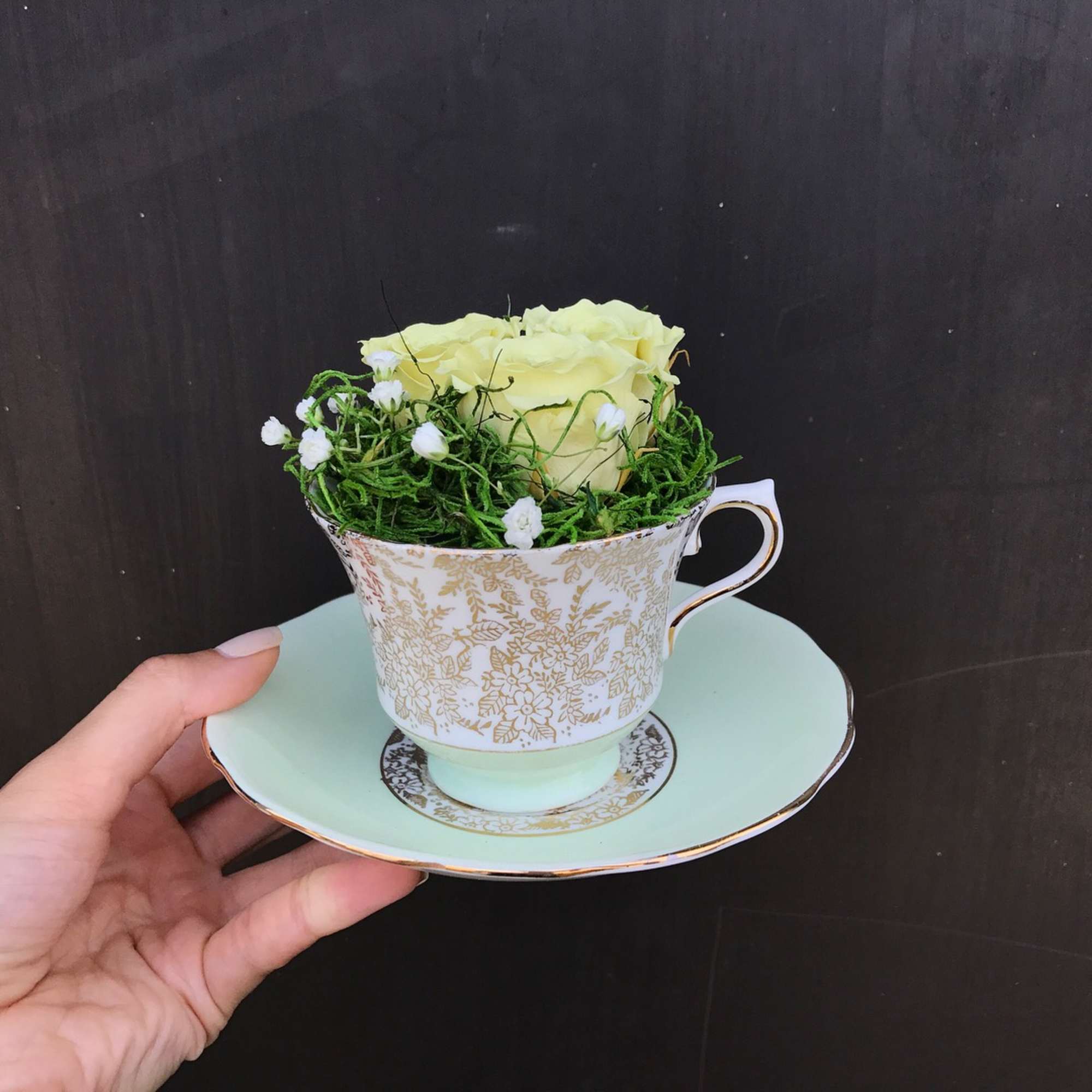 Everlasting roses are real roses. By treating fresh roses with a unique Everlasting roses are real roses. By treating fresh roses with a unique