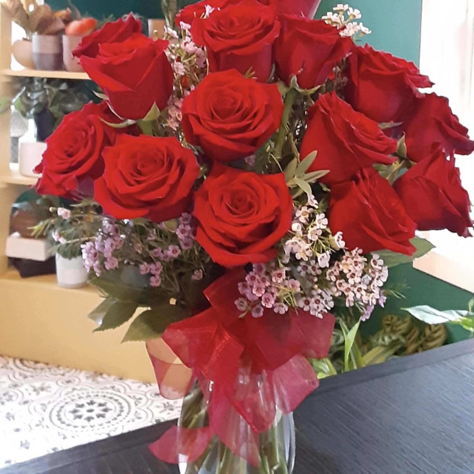 These two dozen red roses provides the classic romantic gift. It&#039;s perfect