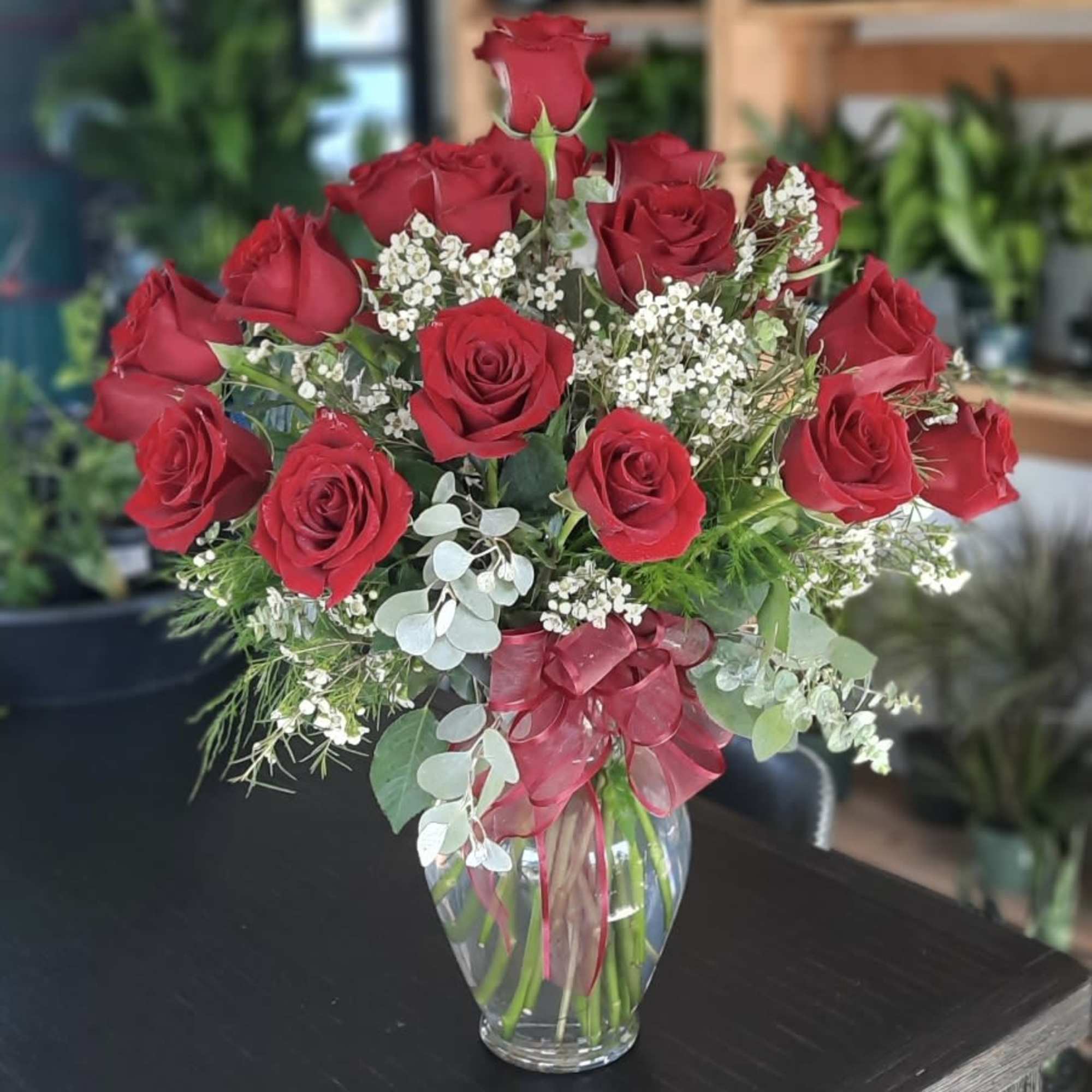 These two dozen red roses provides the classic romantic gift. It&#039;s perfect