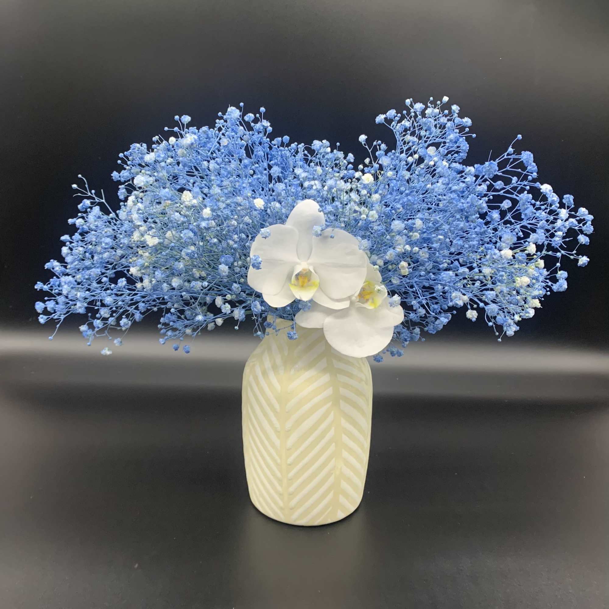 Dyed baby&rsquo;s breath in a 4&rdquo;x 6&quot; in a beige  striped