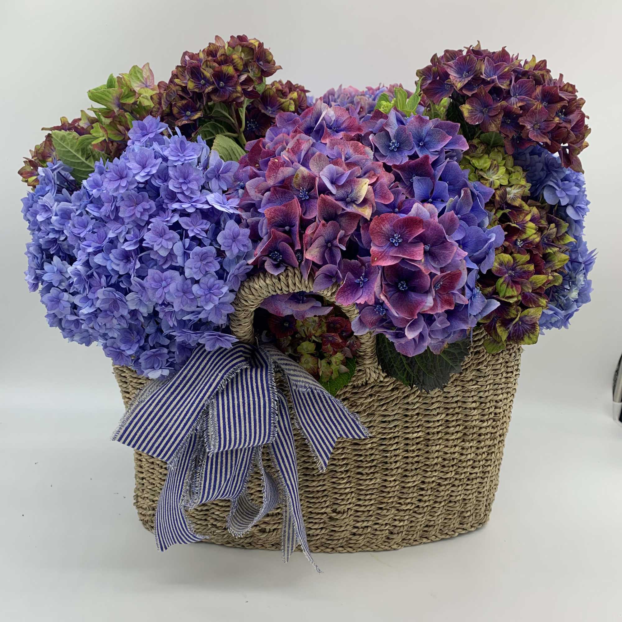 This beautiful piece is made with 15 hydrangeas mixed of different colors