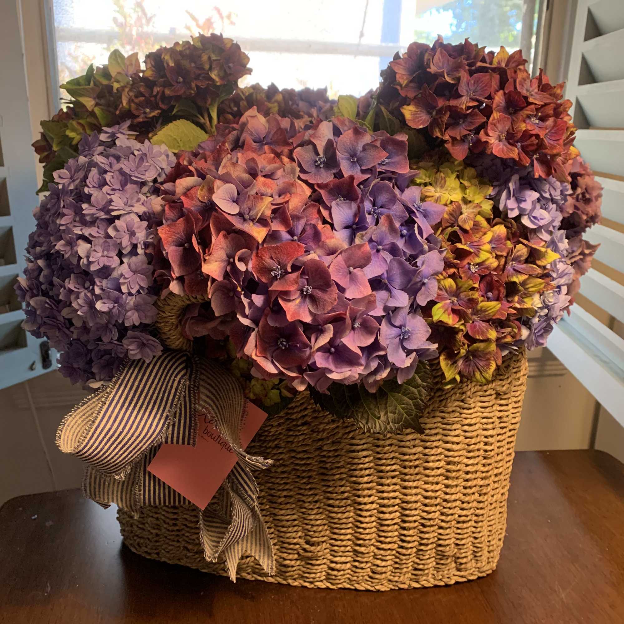 This beautiful piece is made with 15 hydrangeas mixed of different colors