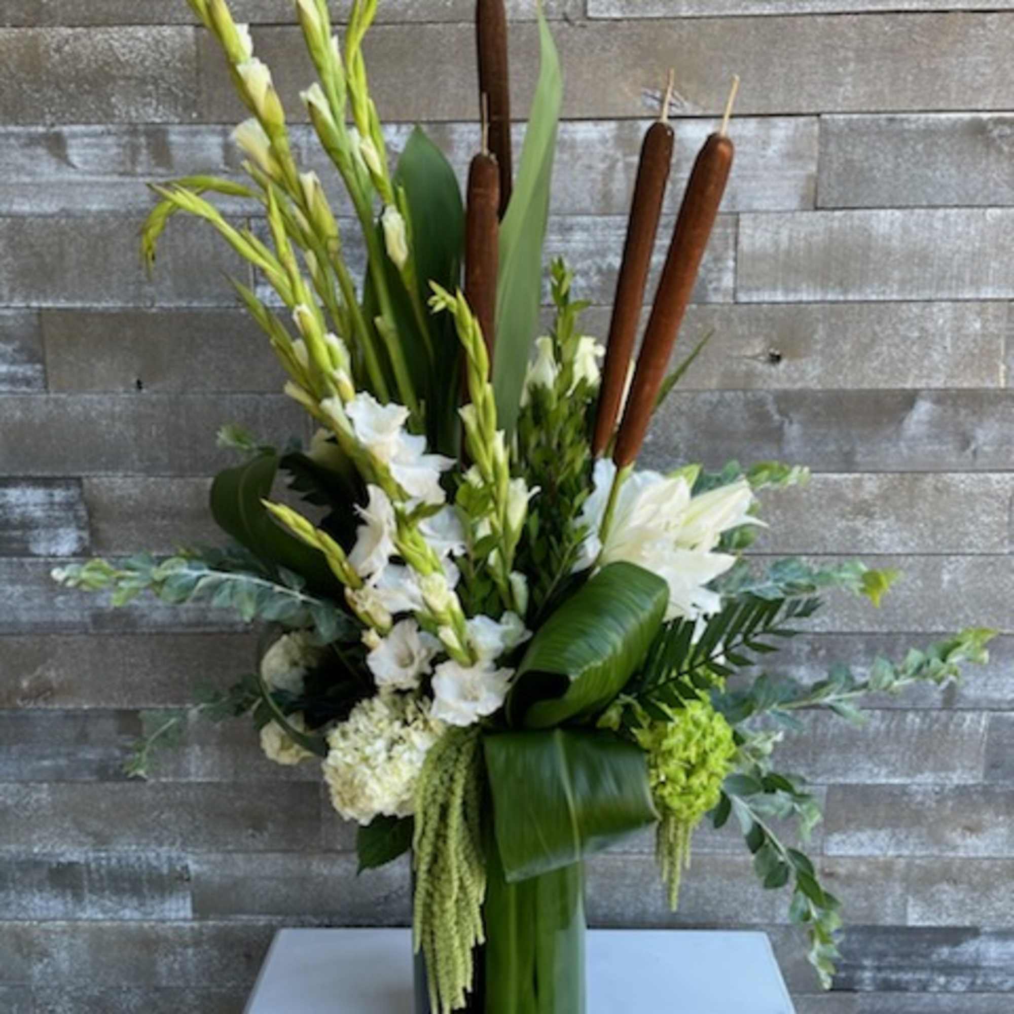 A majestic structured line arrangement with the most gorgeous green and white A majestic structured line arrangement with the most gorgeous green and white