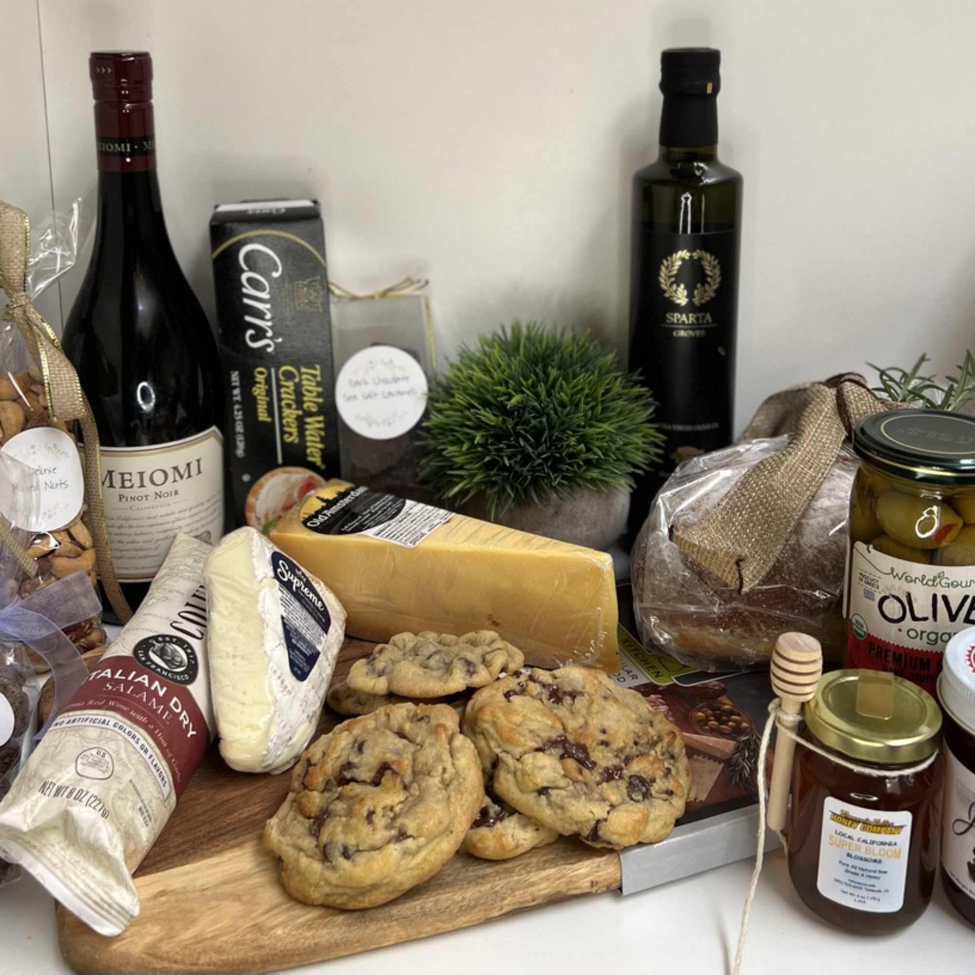 This basket is gorgeous. Perfect for corporate gifting or client appreciation, this