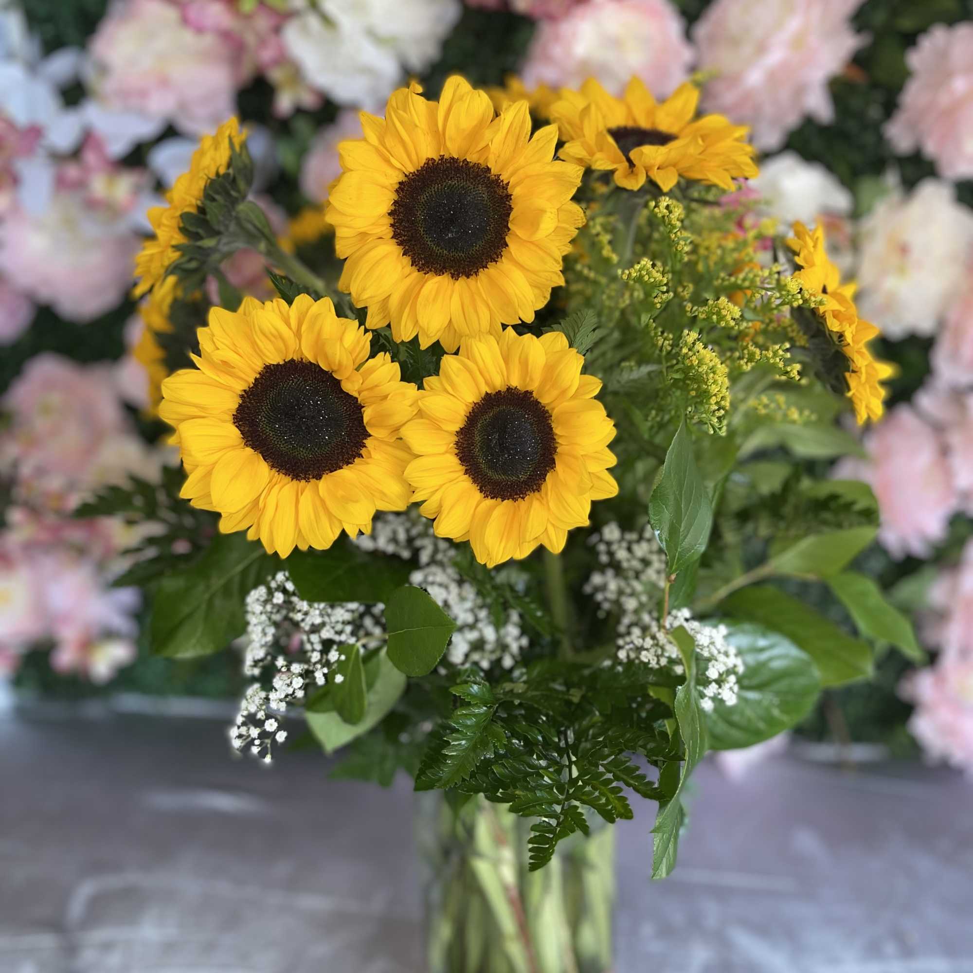 This gorgeous arrangement has sunflowers and fresh yellow saladeigo.