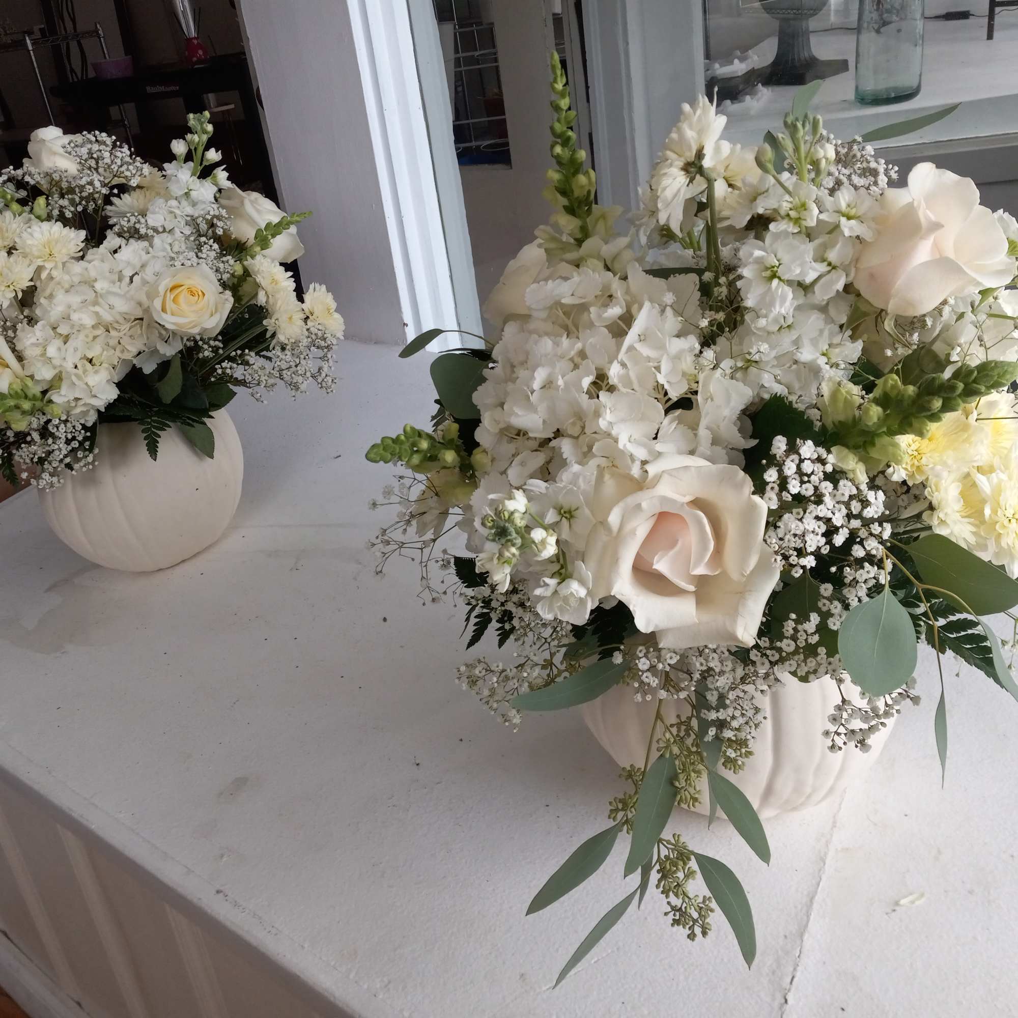 Beautiful puffy and all sparkly white large arrangement great for the floor