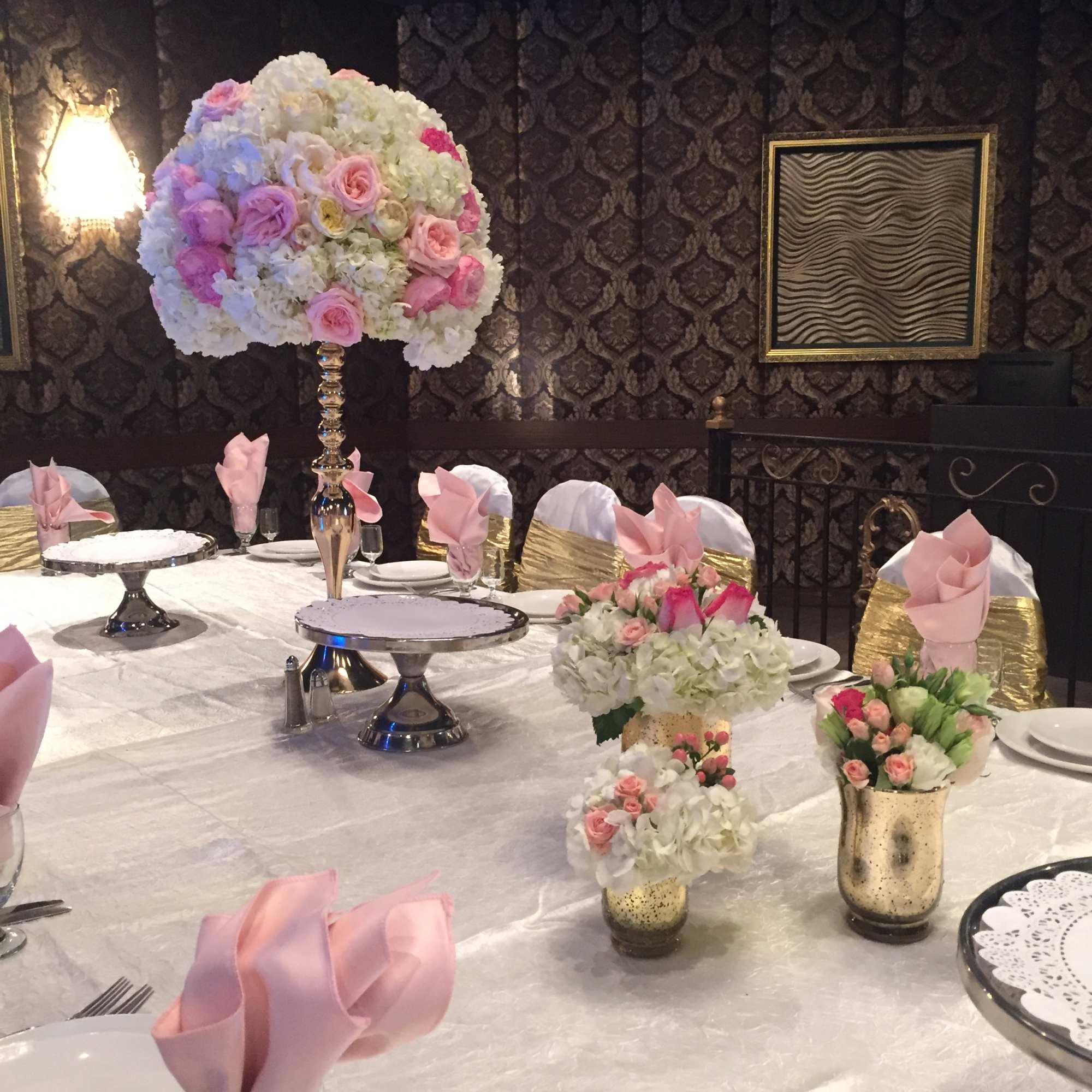 Wedding centerpiece 
SUBSTITUTION POLICY &ndash; Always deliver the freshest flowers!
Please note the