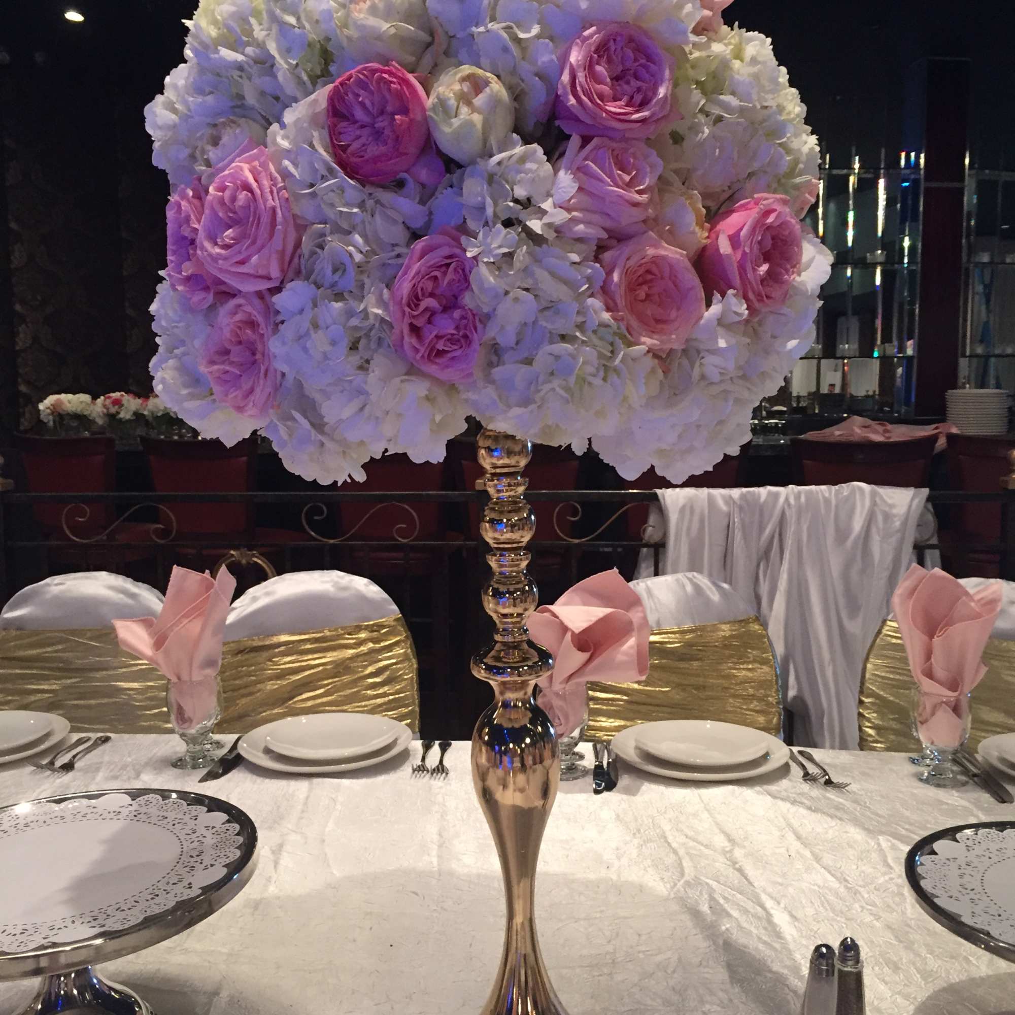 Wedding centerpiece 
SUBSTITUTION POLICY &ndash; Always deliver the freshest flowers!
Please note the