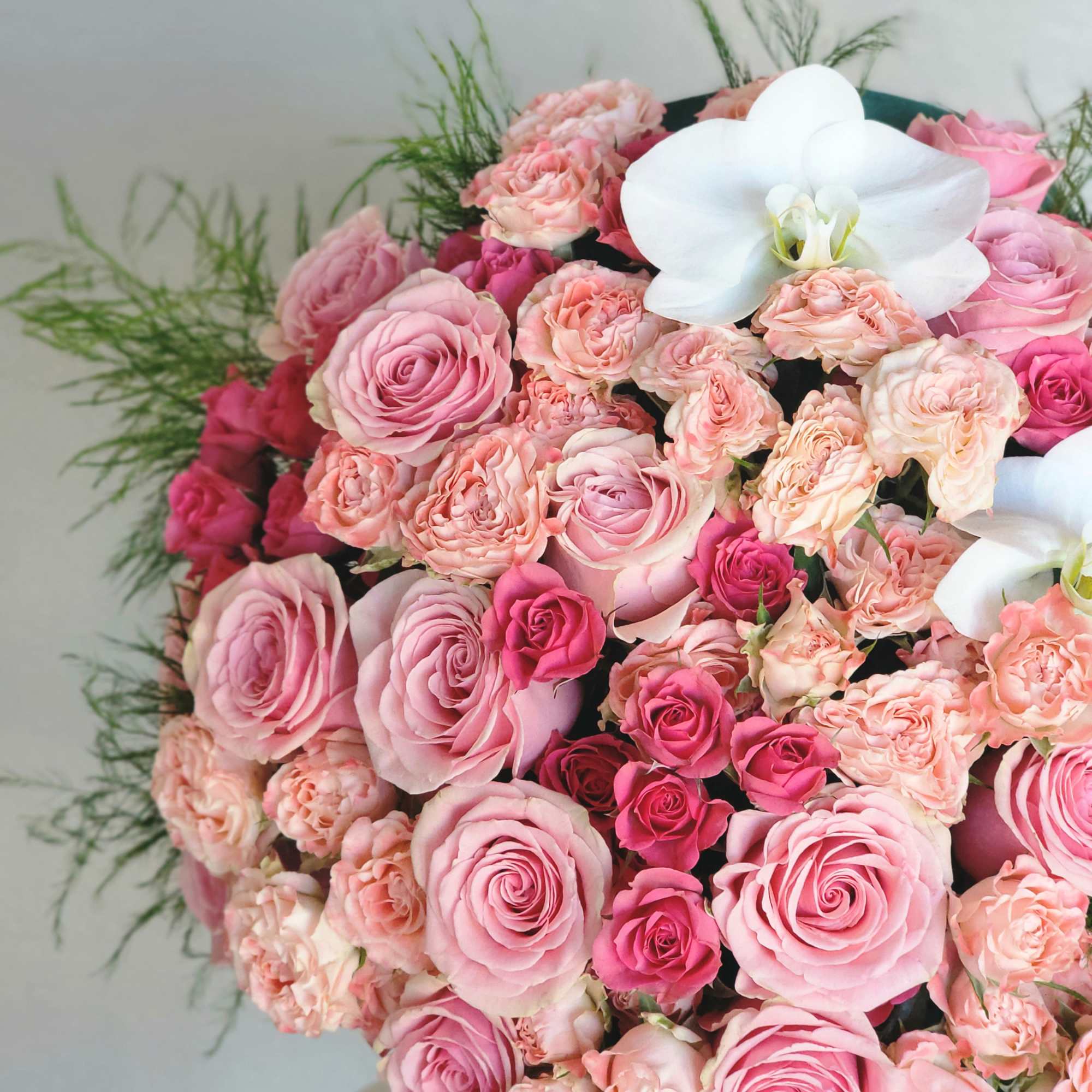 Delicate and light arrangement in a luxurious velvet box with pink roses
